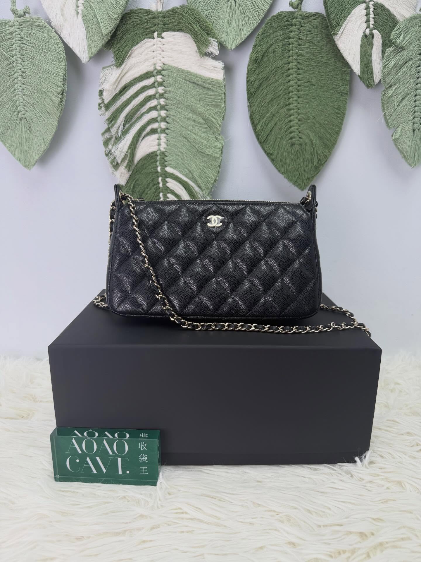 🤍閑置品 黑色 荔枝牛皮 麻醬包 晶片款2025年 全套有單💚#AOAOCAVECHANEL🫶🏻配件 -塵袋、盒、2025年收據🫶🏻💰價錢 - $2498099%new#收袋王喜歡的話快點pm/whatsapp 我們💓銷售熱線51111 321（whatsapp)我們服務包括有：手袋飾物回收、手袋置換(一換一、一換多也可以） 、專業手袋鑑證、專業手袋護理購買方法🏢親臨門市 荃灣南豐中心15樓1521室（荃灣地鐵站a出口1分鐘到）敬請預約❤️只賣正品正貨，任驗💓🫰🏻❤️‍🔥本店為香港註冊公司絕對真貨，信心保證👍🏻🫰🏻本店設有鑑證服務，有駐場鑑證師✨歡迎追蹤我哋各個平台緊貼最新優惠x貨品🔥😍👇🏻👇🏻👇🏻👇🏻👇🏻👇🏻👇🏻👇🏻⭐️Instagram: aoaocave🌈Facebook: aoaocave收袋王🔥Carousell: acluxuryhk👆🏻👆🏻👆🏻👆🏻👆🏻👆🏻👆🏻👆🏻___________________________Disclaimer🫰🏻All trademarks and copyrights are reserved to the original brand holders. @AOAOCAVE sells only authentic goods and is not affiliated with any of the brands mentioned.@AOAOCAVE 跟任何品牌無關，而且沒有持有任何品牌資版權，亦沒有與任何品牌合作。所有商標及版權歸屬於品牌坊所有，帖子只作分享用途。#aoaocave #手袋回收 #名牌買賣