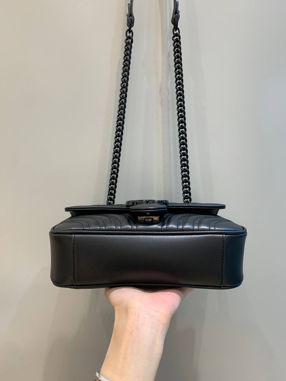 新背景实拍正品级 。马卡龙颜色：黑色22cm 正品售价！！这个黑色没想到实物这么酷😎，比经典款个性太多了，五金的金属质感很厚重，皮料质感更多没得说，一眼就爱上的颜色，这样的搭配真的是一眼入坑‼️ 型号446744；尺寸22/13/6cm