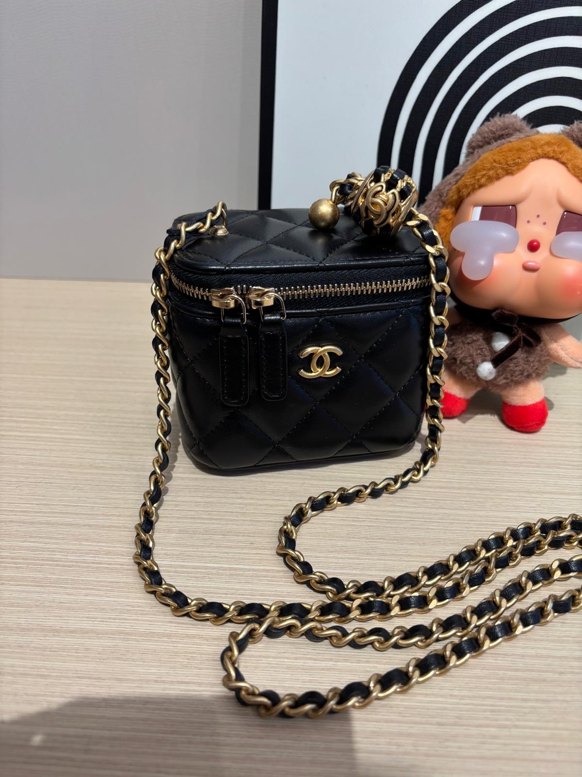 Chanel vanity with pearl crush 金球 100%Authentic ,98%new ✅card✅dust bag✅box