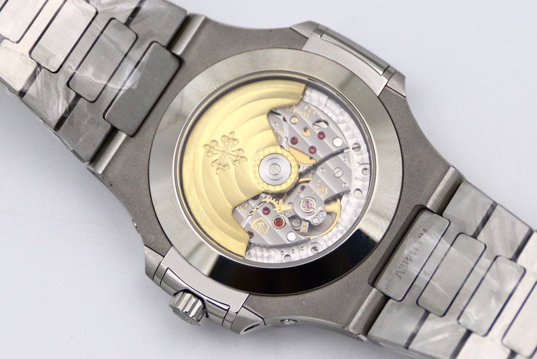 🔥新一代V3百 达 翡 丽🔥Nautilus年历腕表5726系列顶级版本 1⃣️全新一代V3表盘渐变深蓝色更加接近原装，正面可看出中间向四周扩散为蓝色渐变黑色，六点钟位置二十四小时盘同步原装CD纹，（现市面变盘均为蓝色未渐变且没有CD纹的错误版本）最新解毒版本 2⃣️新一代V3表壳，市面因壳身还原本就是一道道考验，各个环节工艺繁杂，现市面版本侧边三字位和九字位的搭配，还有四个功能按钮，基本摸起来都是高低不行且刮手的现象，GR全新一代V3表壳，经过几个月的研究和探讨，真正的意义上的做到了圆润的效果，侧边三字位和九字位搭配不管从什么角度，摸起来均不刮手不高低，同时四个功能按键位置也做出了调整，正品按键是为居中，市面普遍都是偏上且刮手，V3版本真正做到了一比一还原，不刮手且同正品一致居中。完爆市面所有版本 3⃣️V3表链依旧独霸市面，独家巨资开发表链，做到了柔软与贴手并存，每一节钢链中间都为正品一致工艺3D钻石菱形且立体感十足，不管多大多小的手腕均可佩戴，佩戴也极其舒适贴手，侧面与底部的打磨都与壳身一样的细腻。V3全新定义百达翡丽Nautilus终极版本（现市面均为廉价表带，没有正品的钻石菱形，也没有柔软与贴手，佩戴质感偏硬不舒适。还会有Nautilus的味道吗？）