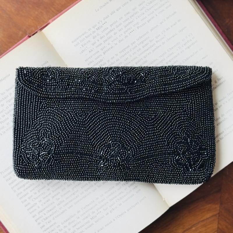C.a. 1950s Vintage Artel MFG. Co Montreal Made in Japan Black Bead Evening Envelop Clutch (MT2055)