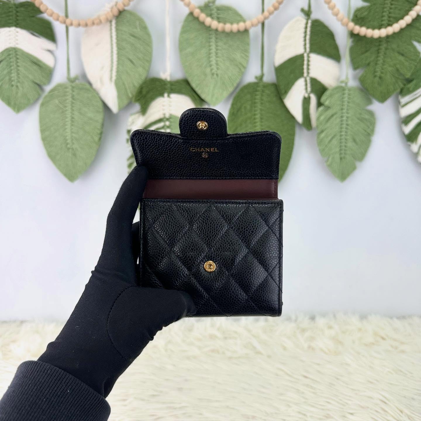 CHANEL🤍PRE OWNED 黑金荔皮牛皮三摺銀包 晶片款🖤 