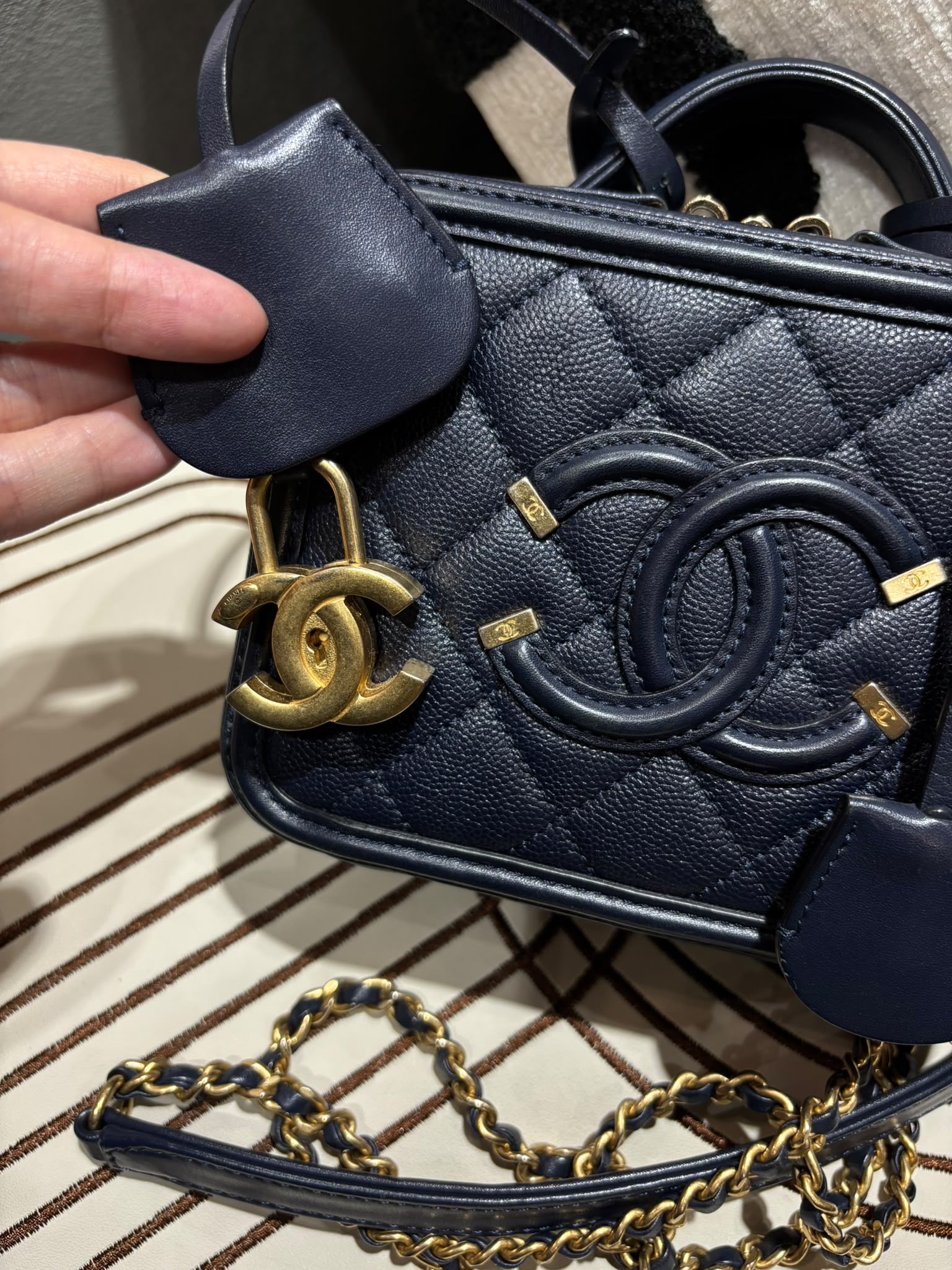 Chanel CC filigree Vanity Small 17cm 深藍色荔枝牛皮金鏈，100%Authentic, 98%New ✅25Card ✅Key lock✅Dust bag✅Box