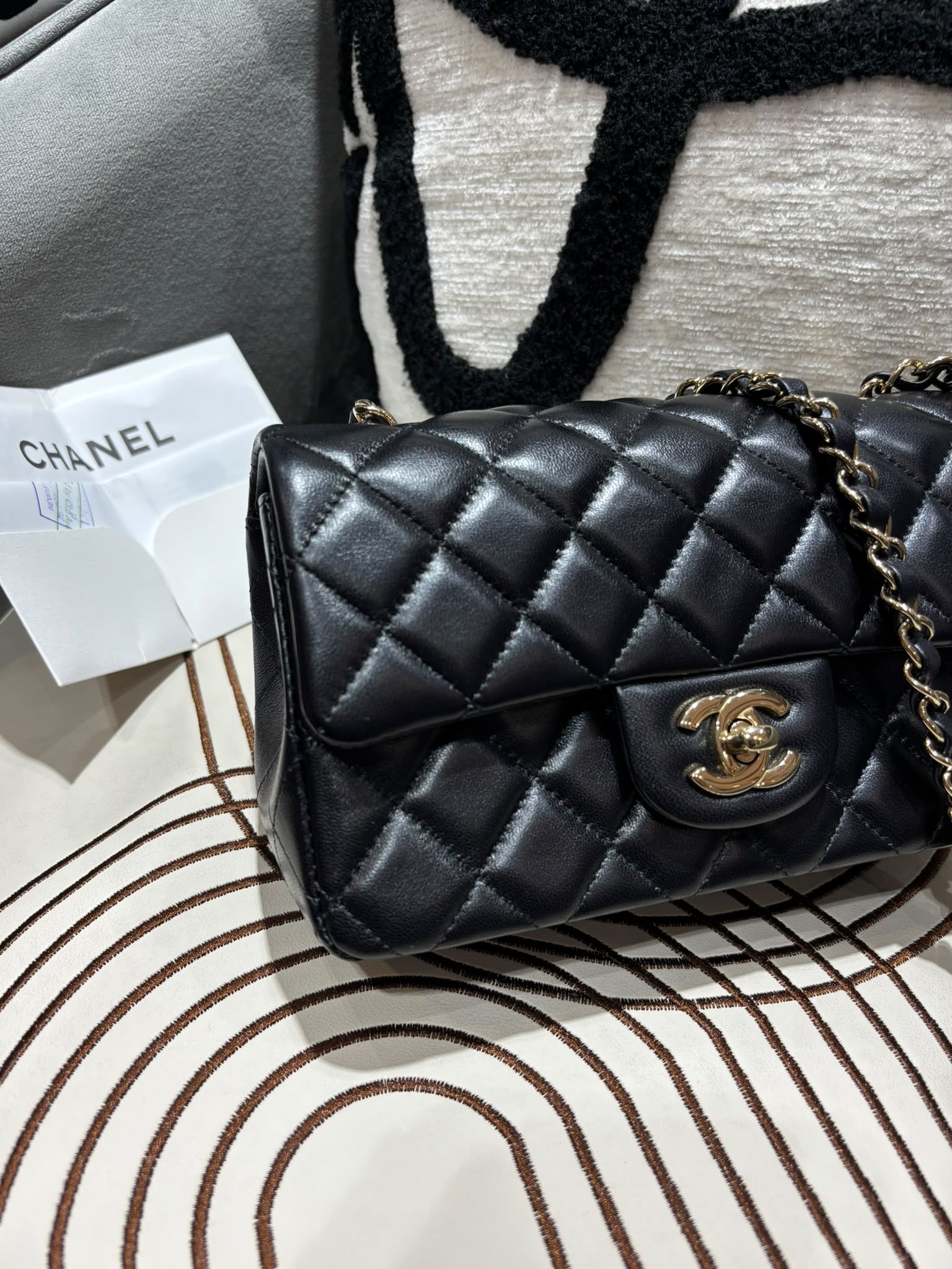 Chanel mini flap bag A69900 20cm classic flap 黑色羊皮金扣100%Authentic, 98%New ✅2025專門店收據✅晶片✅塵袋✅盒 