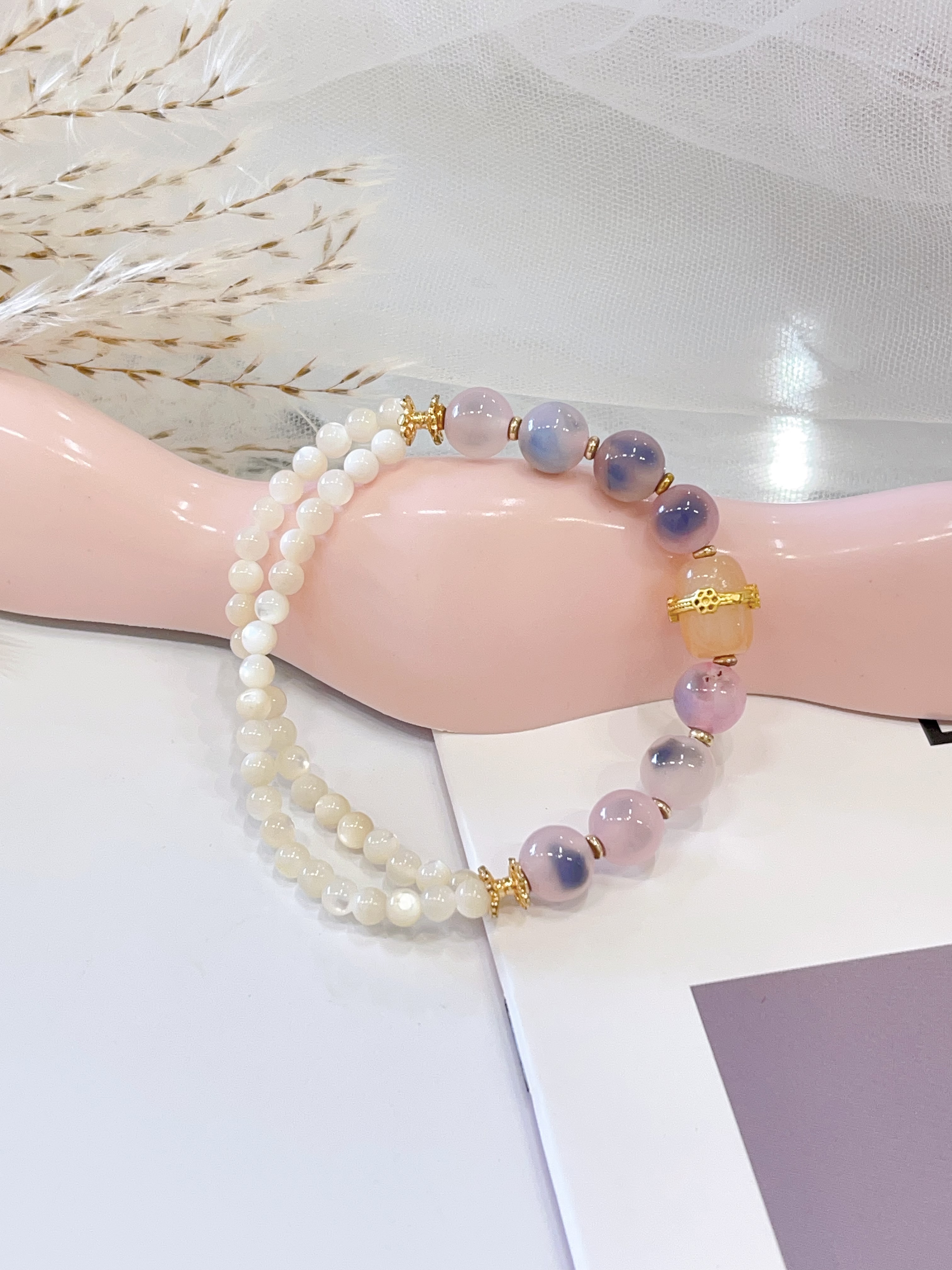 🤍✨ 糖心玛瑙 × 双层白蝶贝交织手串 Candy Agate & Double-Layer Mother of Pearl 