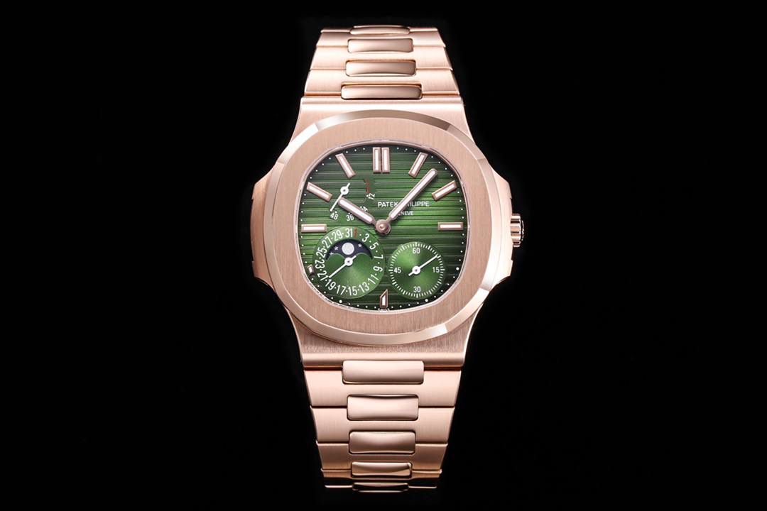 震撼推出——百达翡丽鹦鹉螺5712/1A-001多功能腕表，融合经典美学，荟萃以往精华！😍🔥 【表壳】腕表尺寸40毫米，同正品一致的枕型表壳采用正面拉丝，侧面抛光的两种工艺组合，层次感分明，质感十足。尽显精湛工艺。 【表带】采用原装表带一比一量身打造，每节表带的中央抛光部位，都能呈现钻石的形状，尽显高级质感。 【机芯】3K厂采用定制版PP.Cal.240 PS IRM C LU机芯，完美还原正品，日期，真动能，真月相功能。