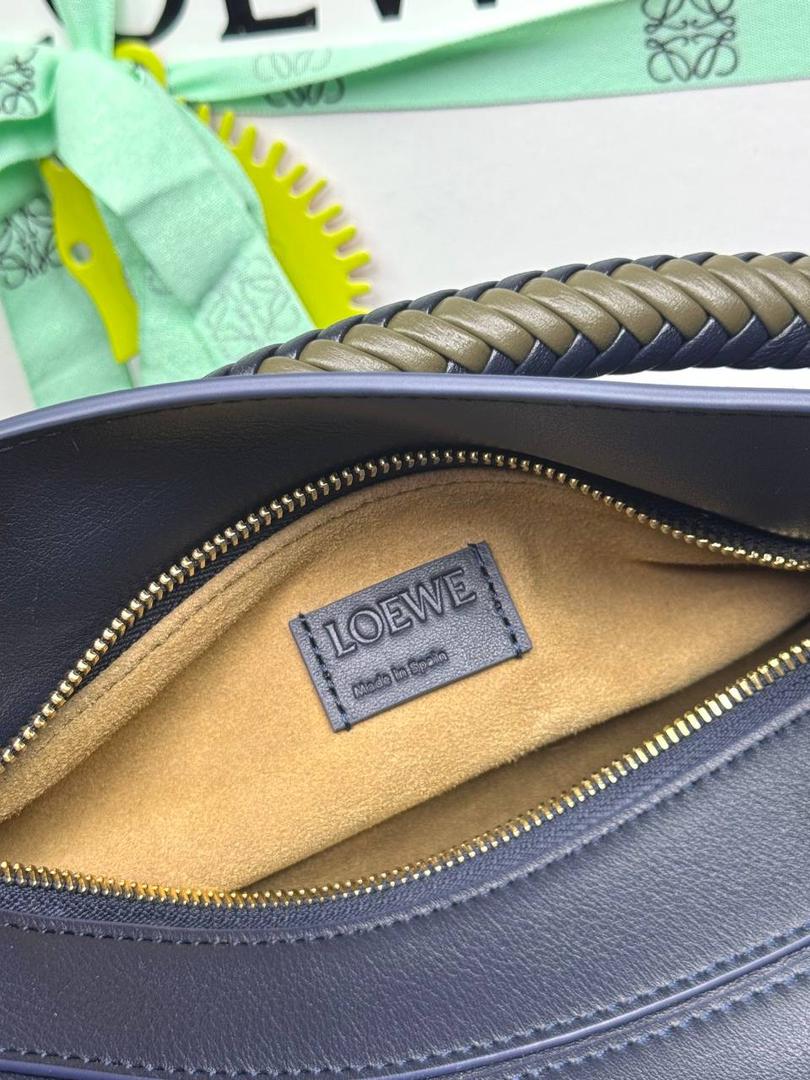 🎈最新编织手腕𝙋𝙪𝙯𝙯𝙡𝙚 ——【深墨水色/深卡其】 尺寸：𝟐𝟒-𝟏𝟎.𝟓-𝟏𝟔.𝟓𝐜𝐦 编码：062405 【配全套礼盒】 ♥️以罗家经典几何设计，搭配独特的编织手腕，绒面内里。 ♥️容量大，经典百搭，可拆卸肩带，有单肩，斜挎，手提等多样化背法。随性时髦洒脱，实用性强。 ♥️独家背景➕独家品质➕独家全套砖柜礼盒套装，市场高端品质皆在我手✌🏻