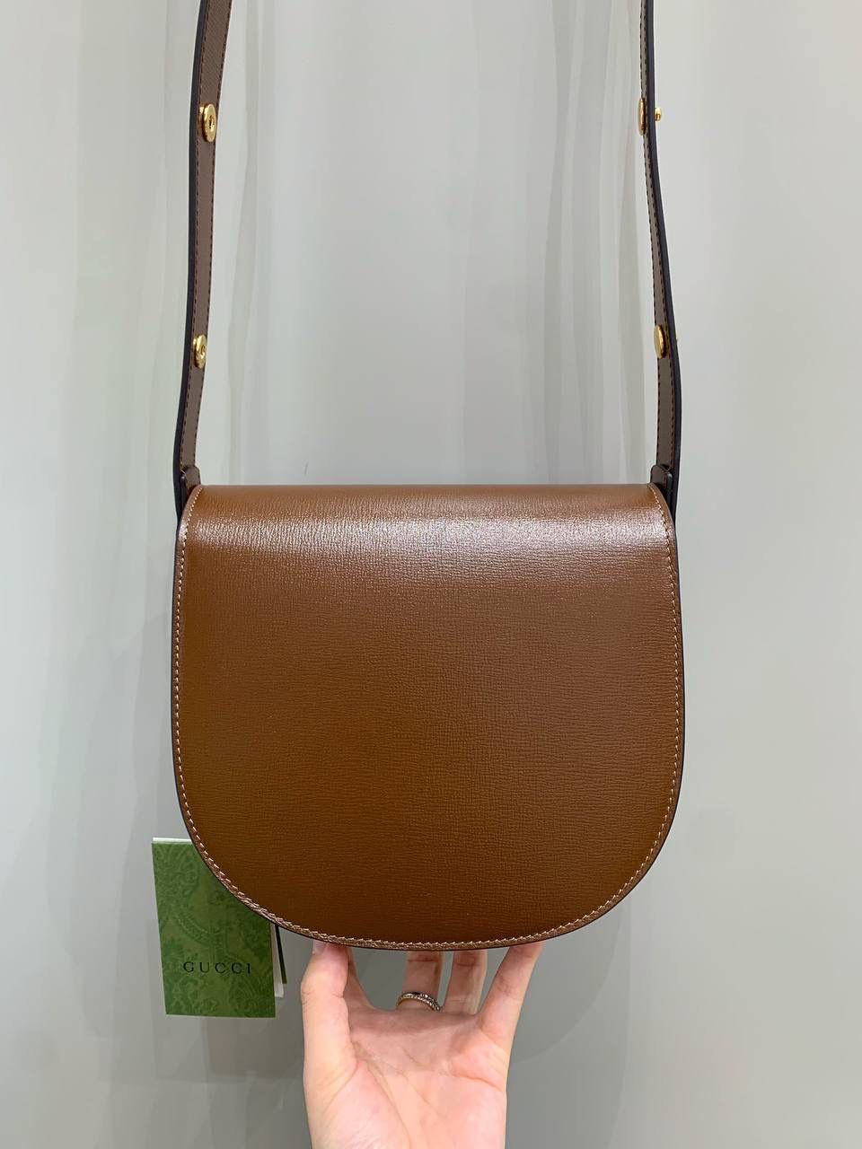 新背景实拍正品级 。Gucc1 horsebit半圆迷你全皮棕（纯铜五金原厂皮） 这个小可爱是真的可爱，小小乖巧的一个 经典的设计加上配色，不管你是潮流的运动女孩👧 还是睿智的职场精英，又或者是优雅的气质女性 这款都是你完美生活中的一款适合的穿搭单品 经典百搭 实用而又不失个性时尚 1955系列寓意马到成功 来掌握自己的人生方向吧！ 型号760191；尺寸17/18.5/7.5cm