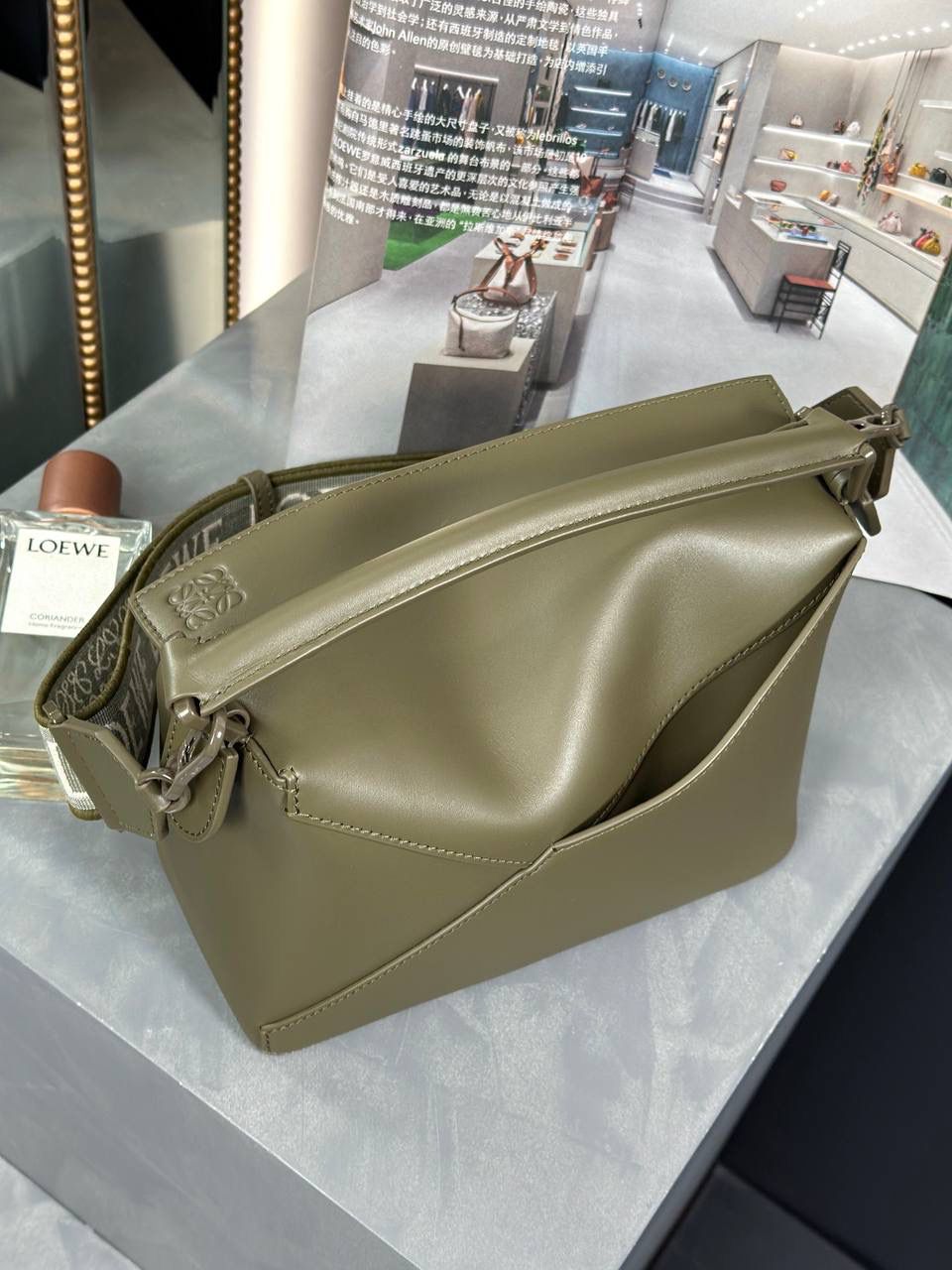 𝙿𝚞𝚣𝚣𝚕𝚎 𝚎𝚍𝚐𝚎 【朕品】 - 23早春🔥 尺寸:24×16.5×10.5cm 编码:052239洋蓟绿 灵感来自于中国古代陶瓷的单色釉料，在原本经典几何造型升级改版，采用同色系五金配件，同色系提花肩带（可调节长度）和同色系陶瓷小兔子挂饰。 除了色彩上的灵感，单色釉的缎面牛皮革材质，更加光滑柔软，给包包增添更多新鲜感，以现代视角诠释着单色釉的至雅之美❤️