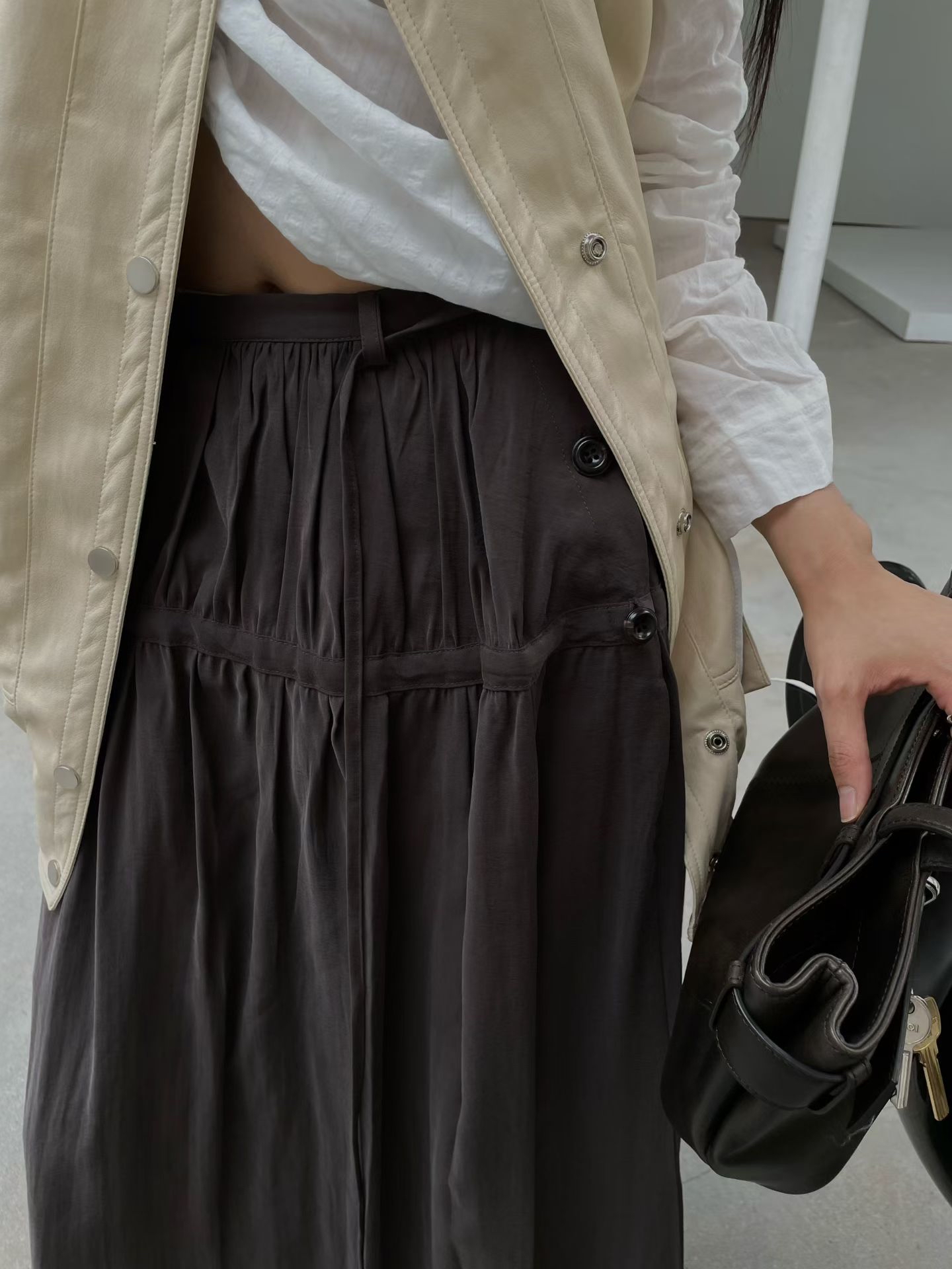 MILAE 側排扣抓皺腰頭垂墜半身裙