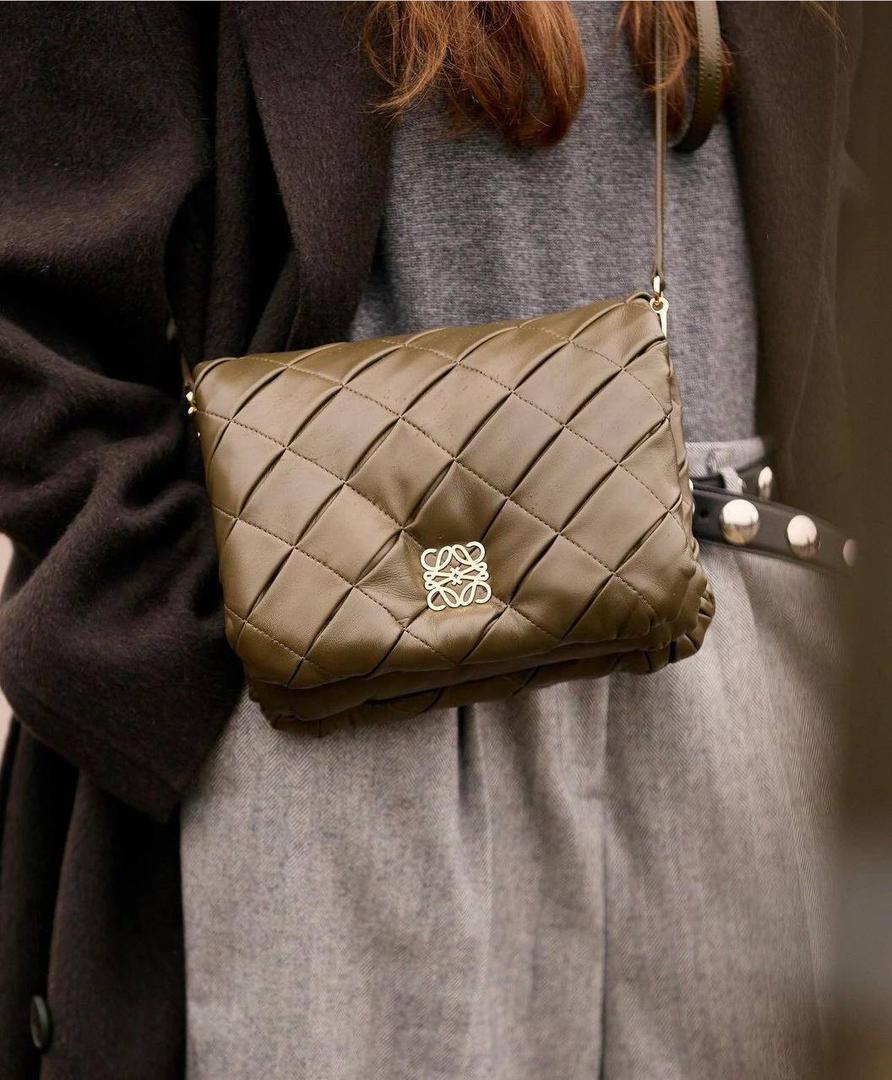 👉🏻羊皮【𝘗𝘶𝘧𝘧𝘦𝘳 𝘎𝘰𝘺𝘢】 —深卡其绿❤️ 编码：012122 尺寸：𝟐𝟑-𝟗-𝟏𝟕𝐜𝐦 ❤️采用轻柔纳帕小羊皮，经过裁剪、缝制和手工编织制成，内里一个主要隔层，一个拉链口袋和一个插袋。 ❤️配有可拆卸的金属甜甜圈链条和一条可拆卸可调节的皮革带子。可肩背和手拿