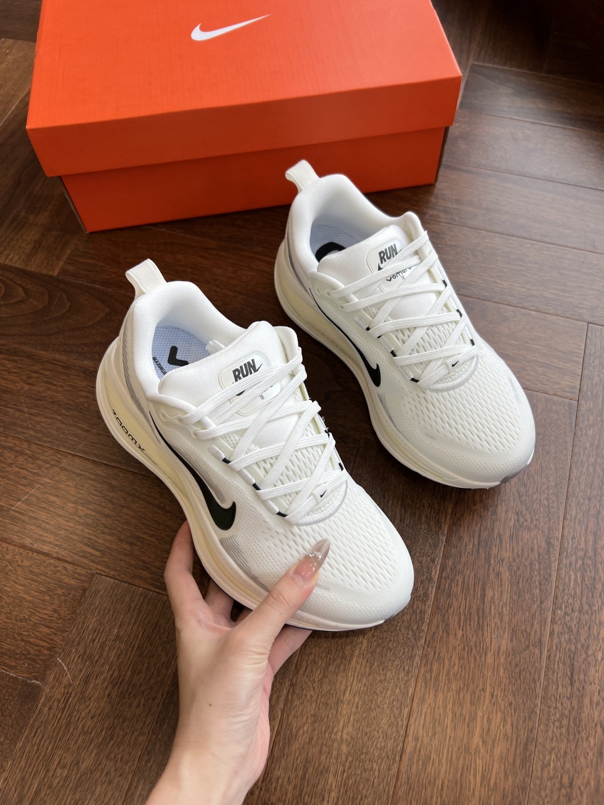 Nike Zoom Vomero 18 運動跑步鞋