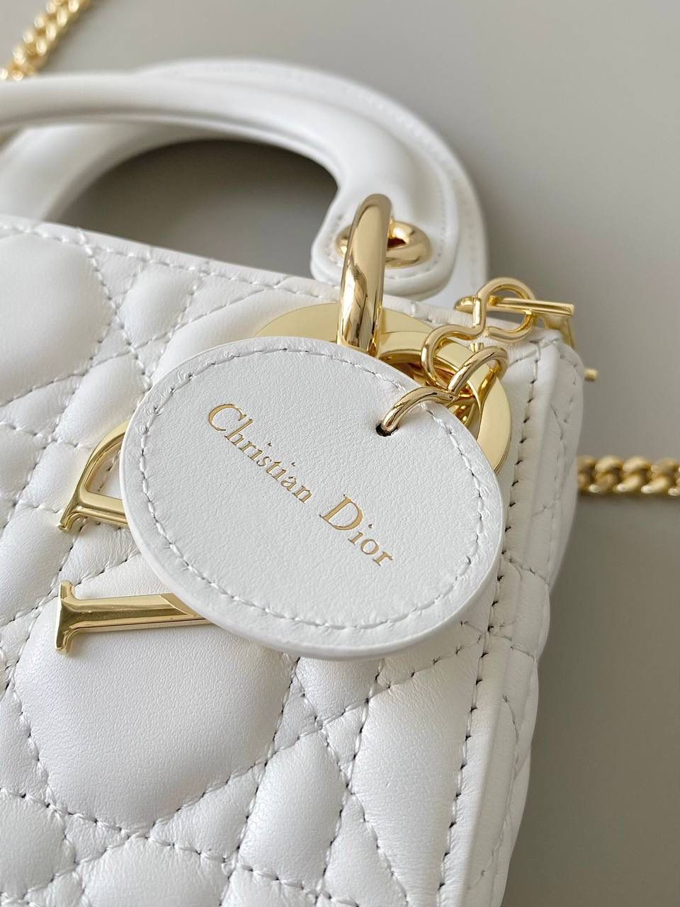 /new 白金🎀𝗗𝗜𝗢𝗥 𝗟𝗮𝗱𝘆羊皮三格金扣🌟 女生必须要拥有的一只经典款 一年四季爆卖，老客每天都在补单 细腻柔软质感不是国内皮可以比的 进口原厂羊皮➕全钢五金，终极版 （标配两条肩带） size：17cm