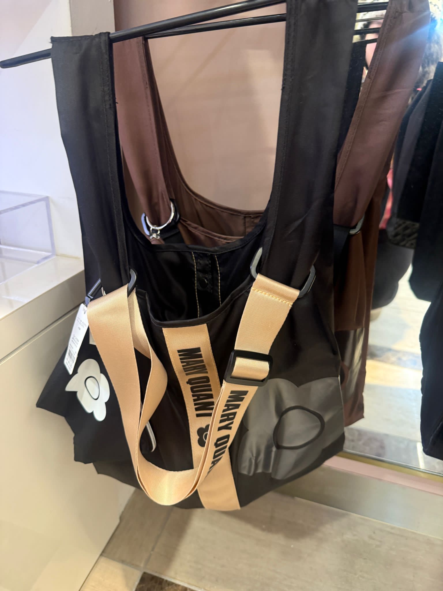 Mary quant 環保袋！ 配带，配一key chain 小包 Brown/ blk