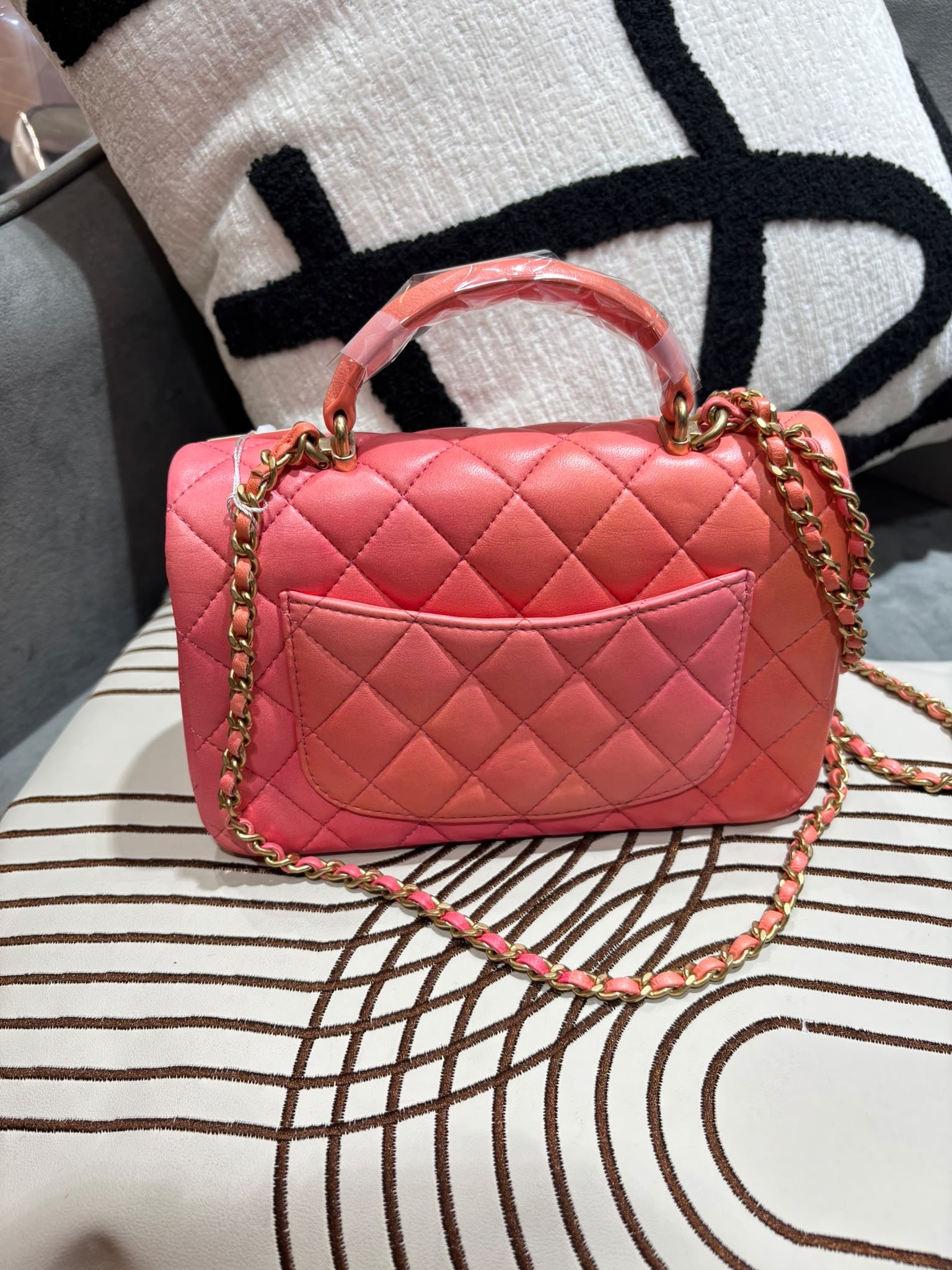 全新 Chanel mini flap bag with Top handle cf20cm 100%Authentic,100% new全新貨品   ✅專門店收據✅晶片✅dust bag✅盒