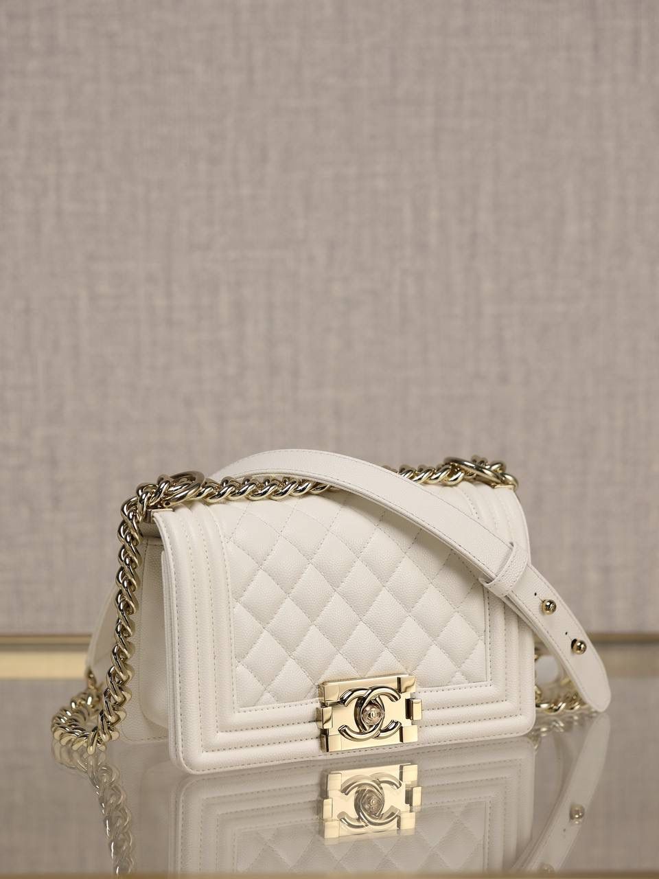 CHANEL香奈儿le boy小号白色荔枝纹浅金扣单肩斜跨链条女包💞👜 Chanel 香奈儿 Le Boy 小号白色颗粒压花小牛皮 金属口盖 五金是浅金色 独家欧洲渠道货首发 100%进口原厂材料组装的ZP尾单货源 独家进口原厂皮牛皮，米粒感饱满，手感非常好，原厂的纯铜五金+纯钢五金 非常有份量🤟🏻 尺寸：20.5 X 8.5 X 12cm