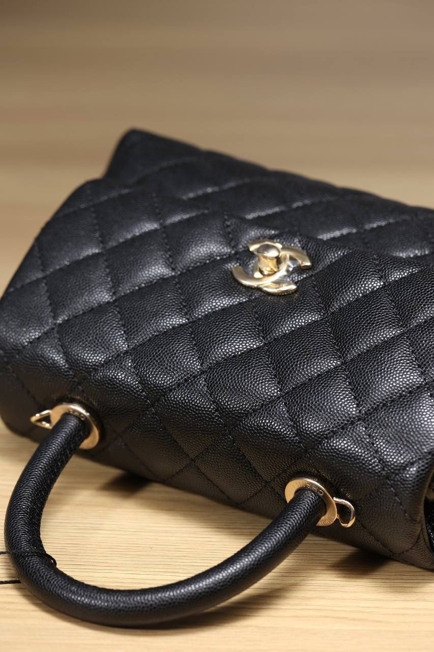 Coco Handle小号黑荔枝纹配黑手提出货！❤️‍🔥❤️‍🔥 真正的原厂货，zp级2480正品级品质，我们确保所有材料，五金，车线，油边都达到正品百分百的原材料✅ 尺寸:14 X 24 X 10cm