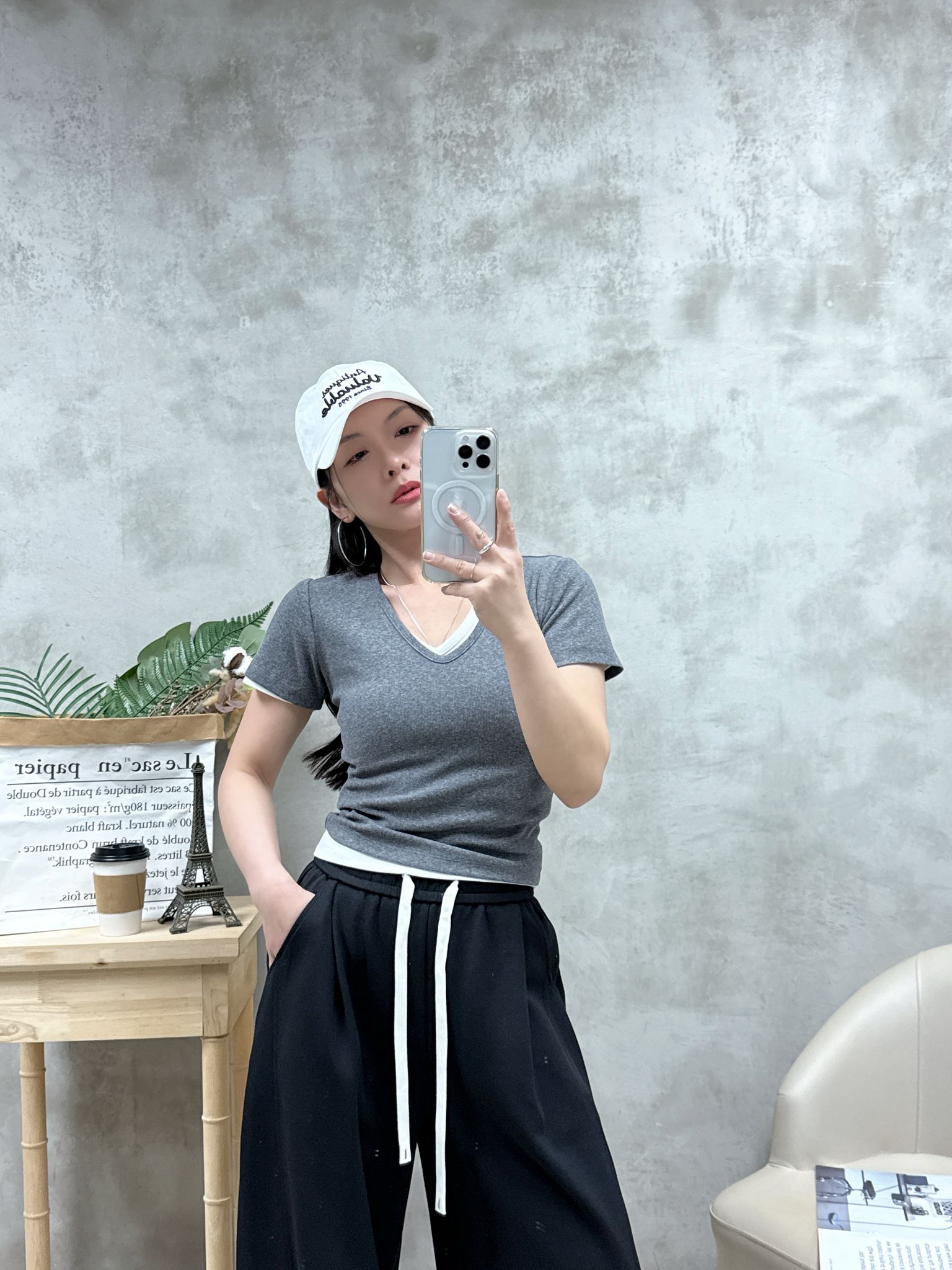 C13 V領暗紋骨感Tee