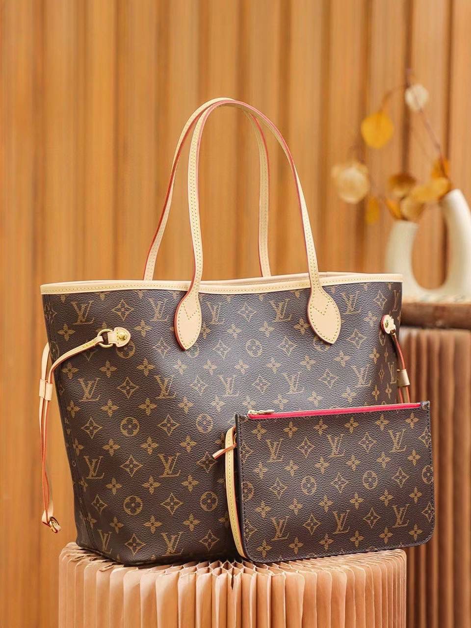 LV Neverfull 购物袋 👜✨ 特级老花 红里 ❤️ LV 最新款 Neverfull，经典款升级版～包包里面是红色内衬，看起来更高级更亮眼 ✨内袋重新设计，用清新布料，加一点复古小细节～还附送可拆拉链小包，可以单独拿来当手拿包用，也很方便 🥰 经典 Monogram 帆布，配红里，真的很好看 💯 📏 中号尺寸：32 × 29 × 17 cm