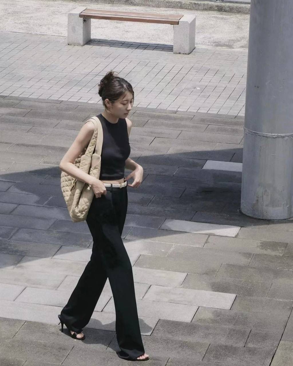 销量王🔥 ys1 Icare bag超大tote绒面奶油白 超级爆款出新色啦 它没有像普通款式那样直接用白色 而是用的奶黄色的奶油白 而且！换了绒面的小牛皮(非羊皮) 超夸张的大logo很酷，奶油白又很嗲 这个更换很有意思～～ 我觉得它的出现真的很及时 现在女性的觉知，大女人的一面被唤醒 是时候需要这么一个大包来向世界宣判个性与独立了！