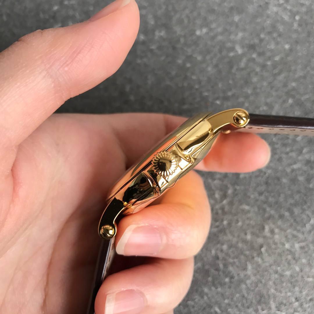 百达翡丽古典5153系列⚜️ 腕表尺寸38mmX10mm 1.表壳打磨：为了追求正品温润如玉的效果，ZF制表师精磨细造，慢工出细活。 2.防尘盖与壳体的衔接机制，有媲美带正品一样的清脆手感。 3.刻度和指针，采用最新的贵金属电镀工艺处理，效果更上一层楼。 4.“锅盖型”微凸蓝宝表镜，版型与正品一致，效果通透，辨时清晰。 5.贵金属钢印立体规范，清晰生动！ 【引领一体机时代】采用定制版Cal.324一体机——更薄，更稳，更像。最重要的是仿真度直线上升了。 【表带】经典意大利小牛皮表带，纹路清晰，质感好。搭配圈市面最顶级的百达翡丽灯笼表扣，通用原装无压力。