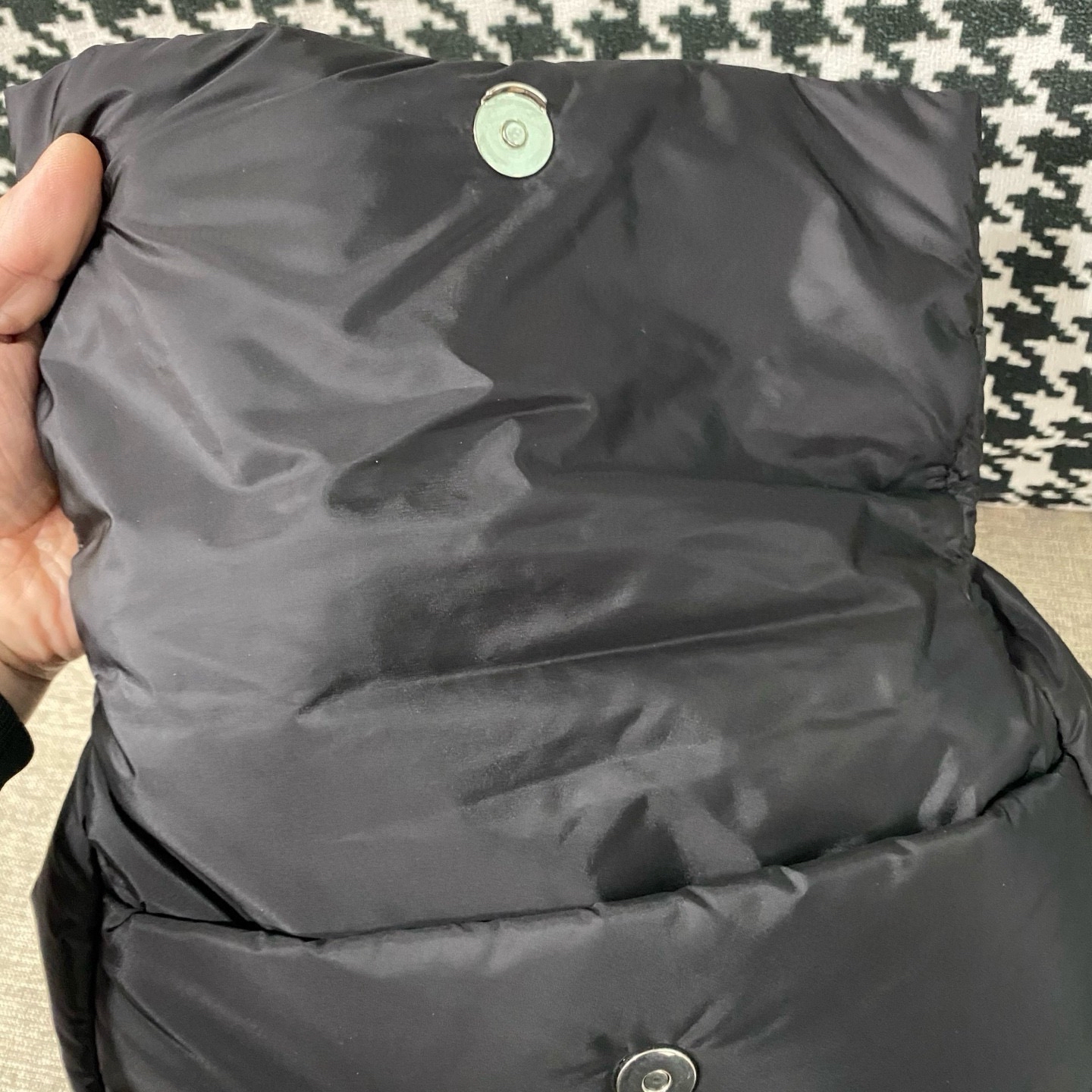 【預訂貨品】巴黎世家黑銀BB扣帆布斜孭包 