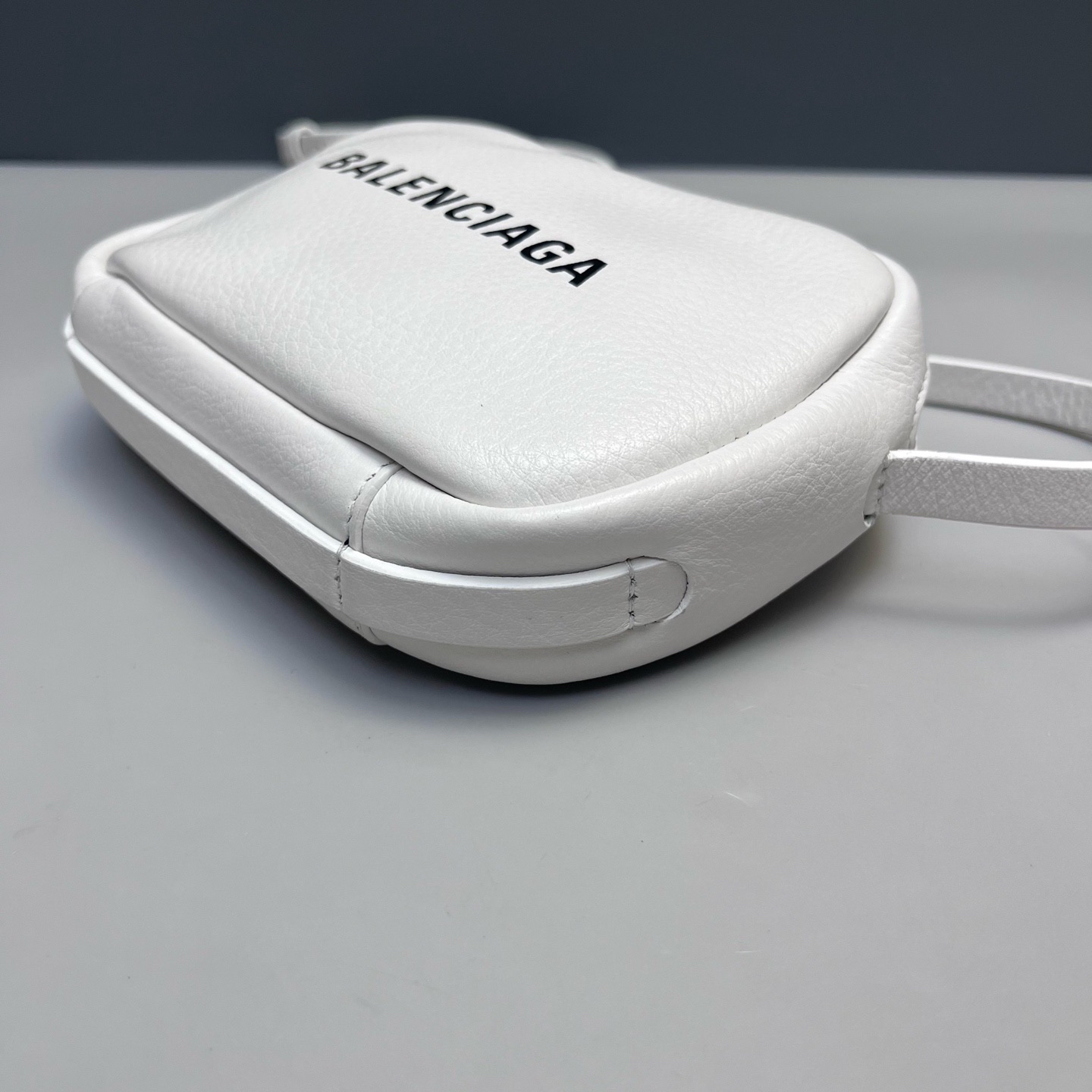 【預訂貨品】巴黎世家白色全皮相機包