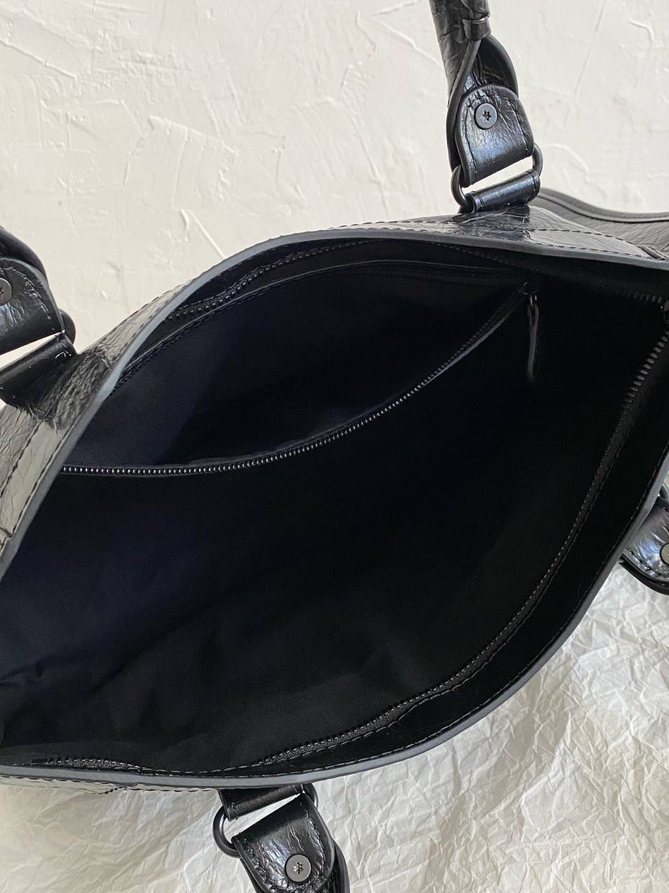 爆款🔥 ba1enciaga lie city机车包中号 黑枪🖤 哎呀，时尚真是个轮回啊 熹妃回宫！机车包24年强势回归！ 铆钉系列虽然古早，但经典 回归肯定有它的硬道理 用过city的姐妹应该都知道 它耐用 抗造 容量大 有拉链 可拎可背可挎，从日常到工作，从工作到旅行 就没有它装不下的物品 最好卖最有范儿的还得是中号 38.5×24×13.5cm797786m