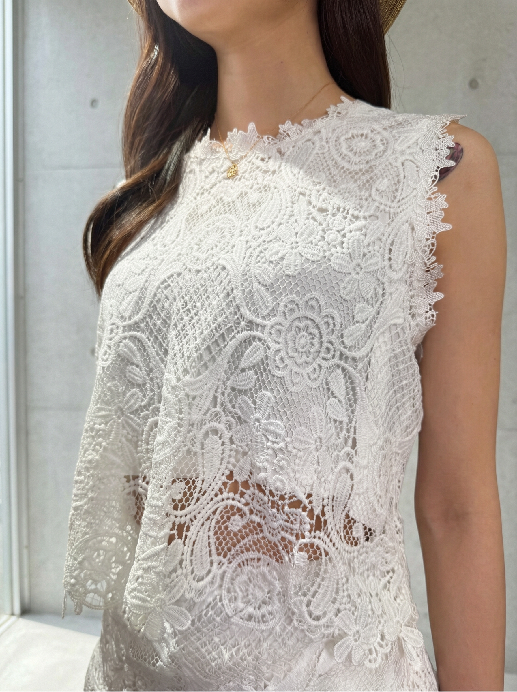 優雅蕾絲兩件式套裝：短版上衣與寬鬆長褲