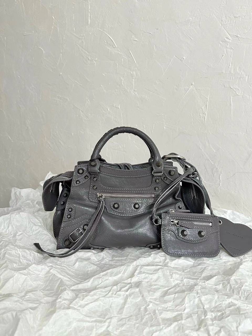 销量王🔥 Neo classic 机车包xs 首先声明，我爱一切机车元素 无论是le cagole还是这只neo 喜欢大容量的姐妹冲这只 油蜡皮的不规则摔纹配上大量的五金配件 还有流苏拉牌➕爱心镜子➕零钱包挂件 极繁的魅力由此而来～ 辣妹酷妹冲冲！ 26×17.8×11.4cm700940m