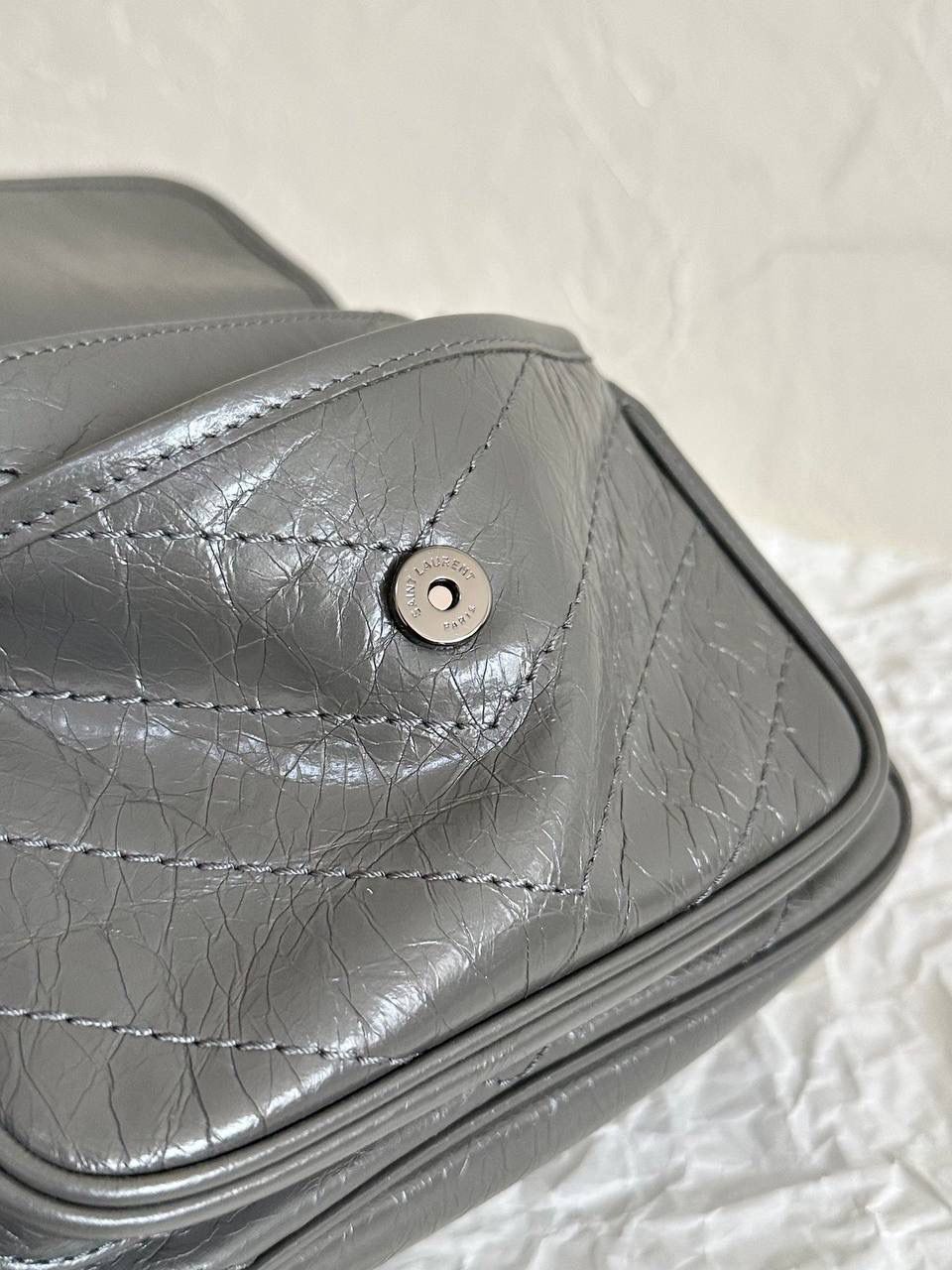 ys1 niki 油蜡皮深灰色(storm)小号🌪️ 作为他们家的must have之一 我们找到了专门做了10余年ys1的老师傅来做 按他的话说，闭着眼睛都能做出来 原厂皮，全钢五金，半金半银的烫金logo 这个包真的做得非常非常好！ 我们也和zp一样同步更新了两个"D扣"小耳朵 听我一句，niki种草了就一定要买 几乎每个买了niki的姐妹都会后悔买晚了！ 早买早享受咯～ 小号：22×16×7.5cm633160m 中号：28x20x8.5cm633158m