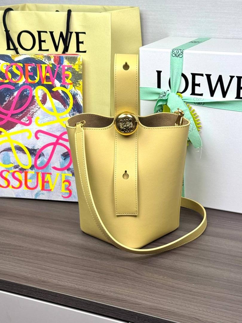 ♥️𝙈𝙞𝙣𝙞 𝙋𝙚𝙗𝙗𝙡𝙚 𝘽𝙪𝙘𝙠𝙚𝙩 ——【黄油色】 尺寸：𝟏𝟔-𝟏𝟔-𝟏𝟗.𝟓𝐜𝐦 编码：062339 【配全套礼盒】 🎈标志性Anagram鹅卵石点缀，配以纯粹简约线条以及瞩目设计风格，诠释全新𝙋𝙚𝙗𝙗𝙡𝙚手袋👜 🎈自带一根🉑拆卸🉑调节的肩带，一包多背，多样化风格，秀场大放异彩😀内里容量超大，日常实用性强👌 🎈配全套专柜礼盒🎁，给你满满的仪式感👀