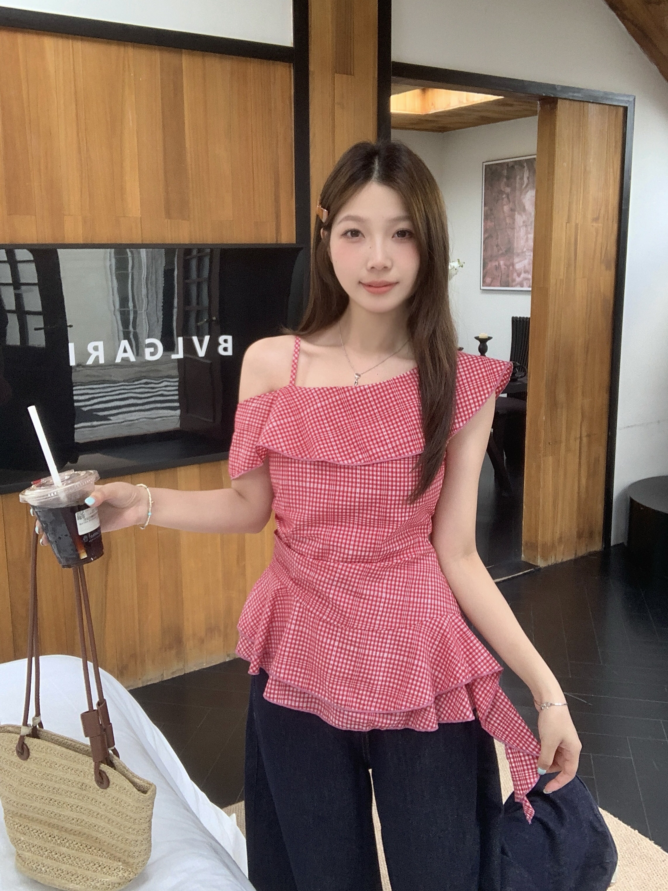 B197(5208) 韩系细格纹斜领单边露肩荷叶边下摆斜飘带红上衣 