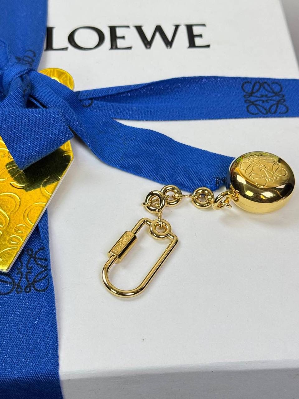 🎈罗家重磅出新👏吊坠出货啦♥️ ➖【金球/银球吊饰】 不仅仅是装饰，更是时尚的追求。可搭配所有包包👜，也可以搭配所有服饰，腰带等，让穿搭变得与众不同，精致时髦😍