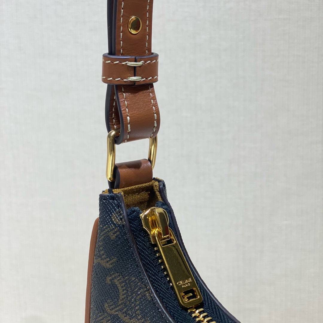 🔥大货实拍图 𝗖𝗘𝗟𝗜𝗡𝗘♥𝗖𝗔𝗡𝗩𝗔𝗦 𝗠𝗜𝗡𝗜 𝗔𝗩𝗔 腋下包鼻祖AVA出迷你款啦，简直可爱炸了！型号：10I602 尺寸：16*8.5*4cm