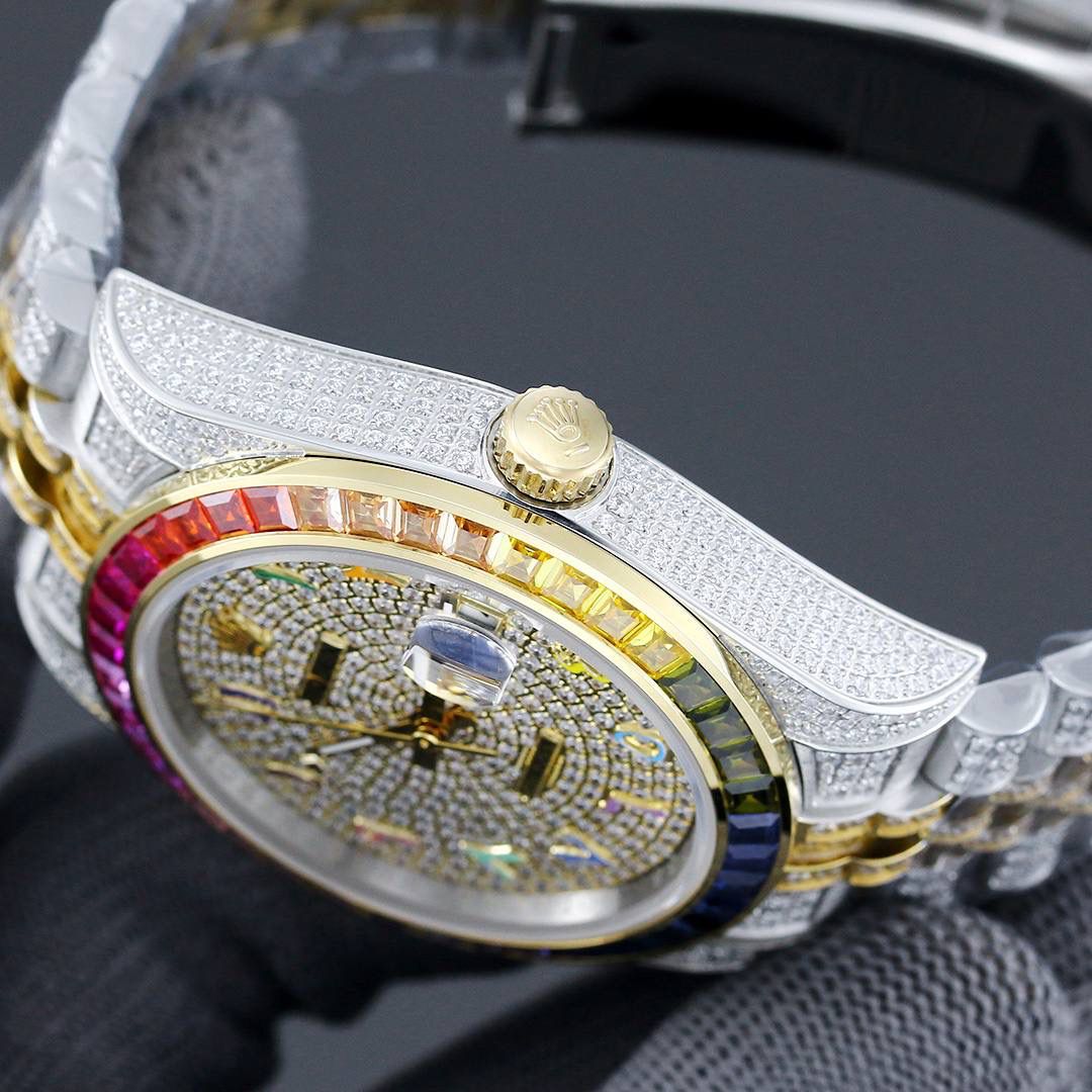 土豪版满钻日志 震撼来袭！ 劳^_^ROLEX蚝式恒动日志系列，堪为宝石镶嵌腕表系列之瑰宝。 永恒黄金腕表镶嵌最珍稀的钻石，充分展现劳力士在宝石镶嵌方面的非凡技艺。 品牌:Rolex劳力士 系列:日志系列腕表 机芯:4813机芯 表带:镶钻精钢表链 尺寸:41mm 材料:316精钢+蓝宝石玻璃✨