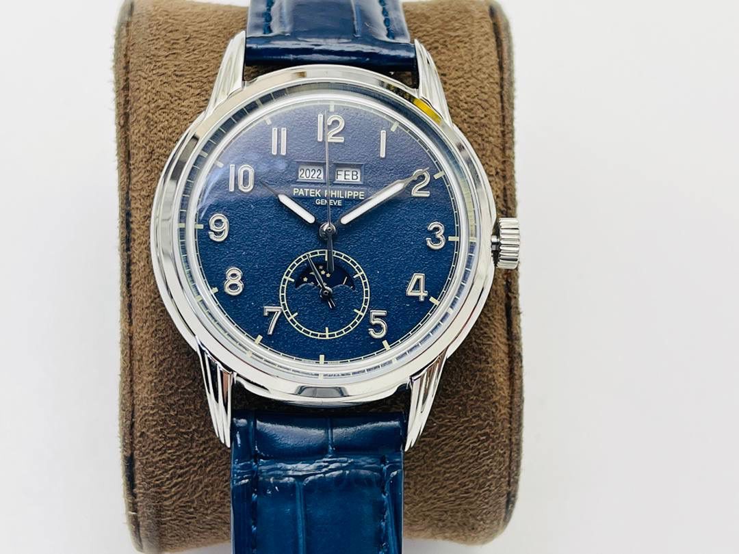 百达翡丽5320G-001超级复杂功能时计！🔥🔥 1⃣️直径40毫米一体冲压成型的双层式精钢表壳，致敬了经典的设计语言奶油色的表盘营造复古氛围，表盘边缘刻印有密分秒数刻度，配金质阿拉伯数字及五分钟凸圆刻度字钉，更有立体感。时分指针以巴顿式设计为基础，配以尖长的针尖，这特色造型是呼应了 1950 年代 Ref. 1463 计时码表的指针。 2⃣️表盘6点位置是月相显示和日期分拨。所有的万年历标志都很好，一眼就能读懂。 3⃣️内里搭置了仿324 S Q 自动上链机芯，是 324 自动上条传奇机芯的精装版本。机芯夹板桥经倒角，边缘作细意打磨，主夹板饰以鱼鳞纹，而夹板则缀以日内瓦波纹，夹板表面有包金雕刻，螺丝凹槽经打磨和倒角，连钻孔亦同样经打磨处理。