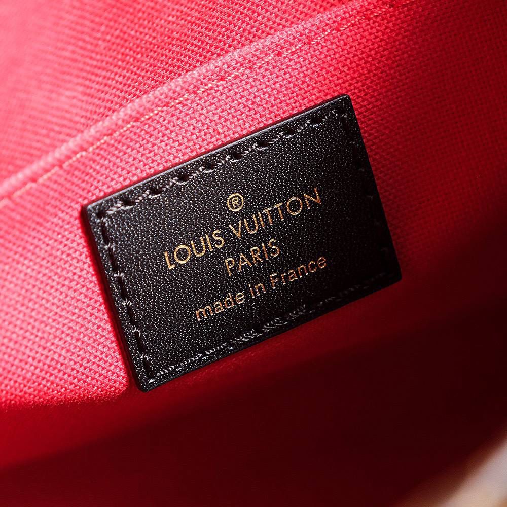 𝐎𝐍𝐓𝐇𝐄𝐆𝐎 𝐁𝐁芯片菱形跳动码迷你系列👜✨ 𝑶𝒏𝒕𝒉𝒆𝒈𝒐系列不断发展壮大， 上市之后一直处于断货王的存在〰️ 保留了原有的经典惊艳之作， 但它重新诠释出一种不同的味道， 作为小包当道的时代， 𝐌𝐢𝐧𝐢系列更加小巧可爱，颜值更胜一筹！ 同样的复古百搭爆款，独特的尺寸设计，将它再次带回时尚前沿！ 简直就是夏日的百搭神器！ 五金材质：厚镀纯钢五金 皮料材质：菱形法国原厂皮面料【芯片版】 尺寸详情：𝟏𝟖*𝟏𝟓*𝟖.𝟓𝐜𝐦