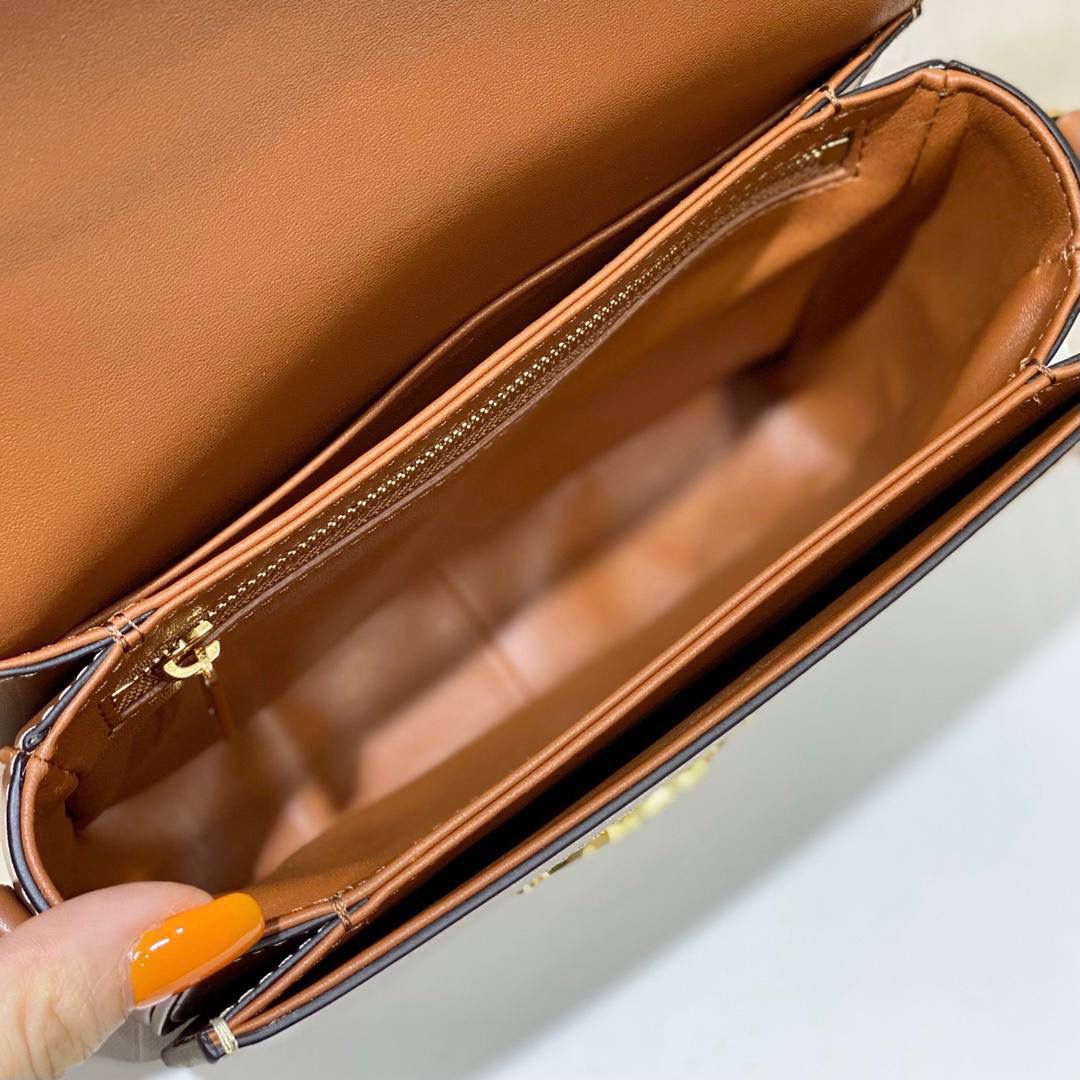 🔥大货实拍图 𝗖𝗘𝗟𝗜𝗡𝗘 ♥ 𝗧𝗥𝗜𝗢𝗠𝗣𝗛𝗘 𝗧𝗘𝗘𝗡 𝗕𝗢𝗫小号 在原来的锁扣上加了CELINE首字母凯旋门扣，完完整整的巴黎血液注入啊！将复古元素与品牌一向拿手的利落线条相结合，气质 高贵！ 型号：188882 小号尺寸：18.5*14*6cm