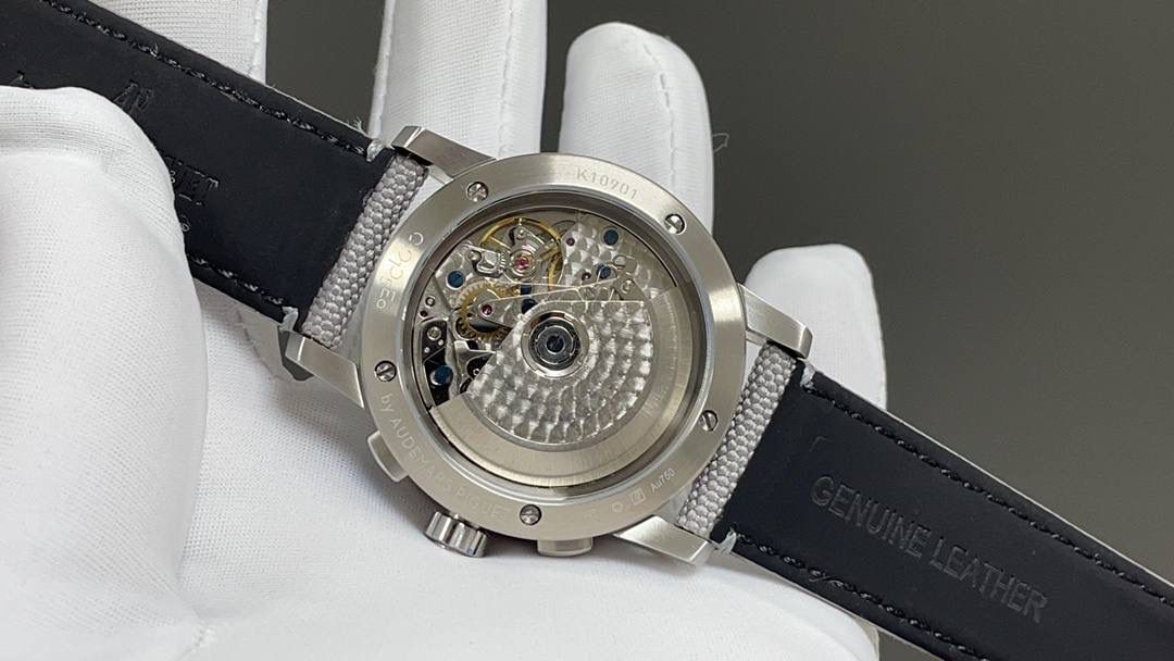 🚀皇家橡树26048离岸型41爱计时机械腕表💯 1.壳套按照原装开模多道工序顶级处理 2.一体字面立体工整的盘面“饼干纹理”和原装一模一样 3:316精钢表壳原装开模细节经过多道工序的打磨磨砂处理 4.7750机芯9字位小秒走时精准 5.表镜选用进口防眩水晶蓝宝石玻璃镜面 6.表带搭配进口意大利小牛皮以及帆布皮带，表扣实用原装针扣，尺寸41mm，爱彼入门级强烈推荐，精品打造