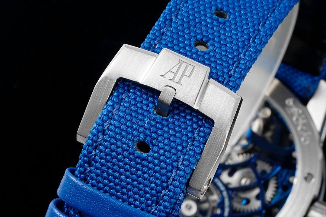 🚀爱彼最新款陀飞轮镂空腕表Code 11.59系列 Ref.26600 推出双拼色复杂动感结构表壳。全新标志性双曲面水晶玻璃带来独特的视觉体验！💯 亮点1、匆匆一瞥无法体现 Code 11.59 系列的复杂性和令人印象深刻的工艺。它看似圆形的表壳搭配纤薄的表圈，实则为大胆、并置的建筑形状的多面融合。为向品牌标志性皇家橡树表圈致敬，表壳中层为八角形，配有厚拉丝表带和抛光倒角。表耳也采用拉丝表面和抛光斜面，呈镂空设计。衔接表圈和底盖上，拱起保护着表壳中层。表壳中层与表圈、表耳和底盖之间的对比凸显了表壳的精致结构，表壳直径为 41 毫米。 亮点2、表盘由拱形双曲面蓝宝石水晶镜面保护，镜面高于明亮的抛光表圈，镂空陀飞轮机芯一览无余。定制AP 2948 型机芯是一款多层手动上链陀飞轮机芯，垂直排列的机芯，陀飞轮位于 6 点钟位置，发条盒位于 12 点钟位置，为镂空带来令人愉悦的对称性。机芯优雅弯曲的桥板采用三种不同的灰色调，突出了深度，并与浅灰色发条盒和齿轮系形成鲜明对比。内包头粒尼龙/皮表带，配小牛皮衬里 配备AP 针扣。