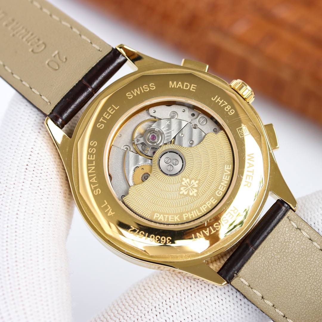 2022 新款上市🔥百达翡丽Patek Philippe 贵族的艺术品！搭配进口9100多功能机芯（0返修 ） ①⌚功能（星期，星辰，日历，月份/月亮/太阳）进口316精钢！搭配意大利进口小牛皮！原装针扣折叠扣！ ②⌚表盘上采用⭕️内圈字钉最高版本功能设计作为刻度，星期天，3、6、9、12月份采用红色高级电镀 更显示出这款腕表的华贵气质！ ③⌚尺寸42mm。耐磨防刮蓝宝石玻璃！超强防水50米！简约而不简单！你永远无法拥有一块百达翡丽，你只是在替你的后代保管他。慎重承诺 ： 产品实物光泽手感更佳精湛 字盘刻度栩栩如生 壳套工艺都是宗师级别轻身检验 加上新时代机器高技锻造 上手震撼尊贵非凡。你值得拥有！表里如一 独具匠心！