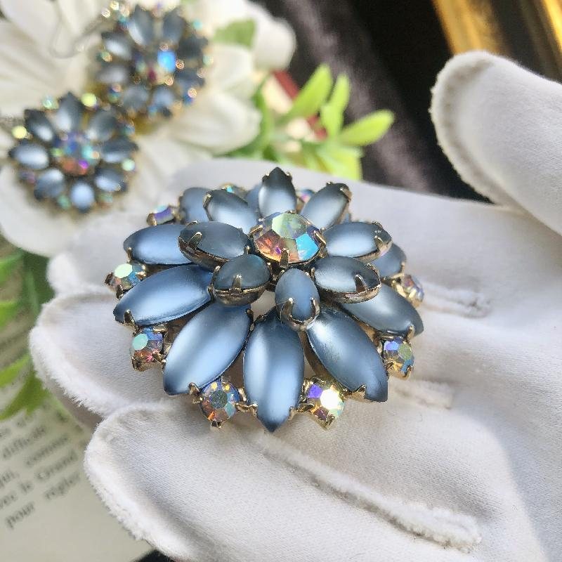 C.a. 1950s-60s Dreamy Cat-Eye Frosted Glass Flowerhead Brooch and Hook Earrings Set（MT1714）