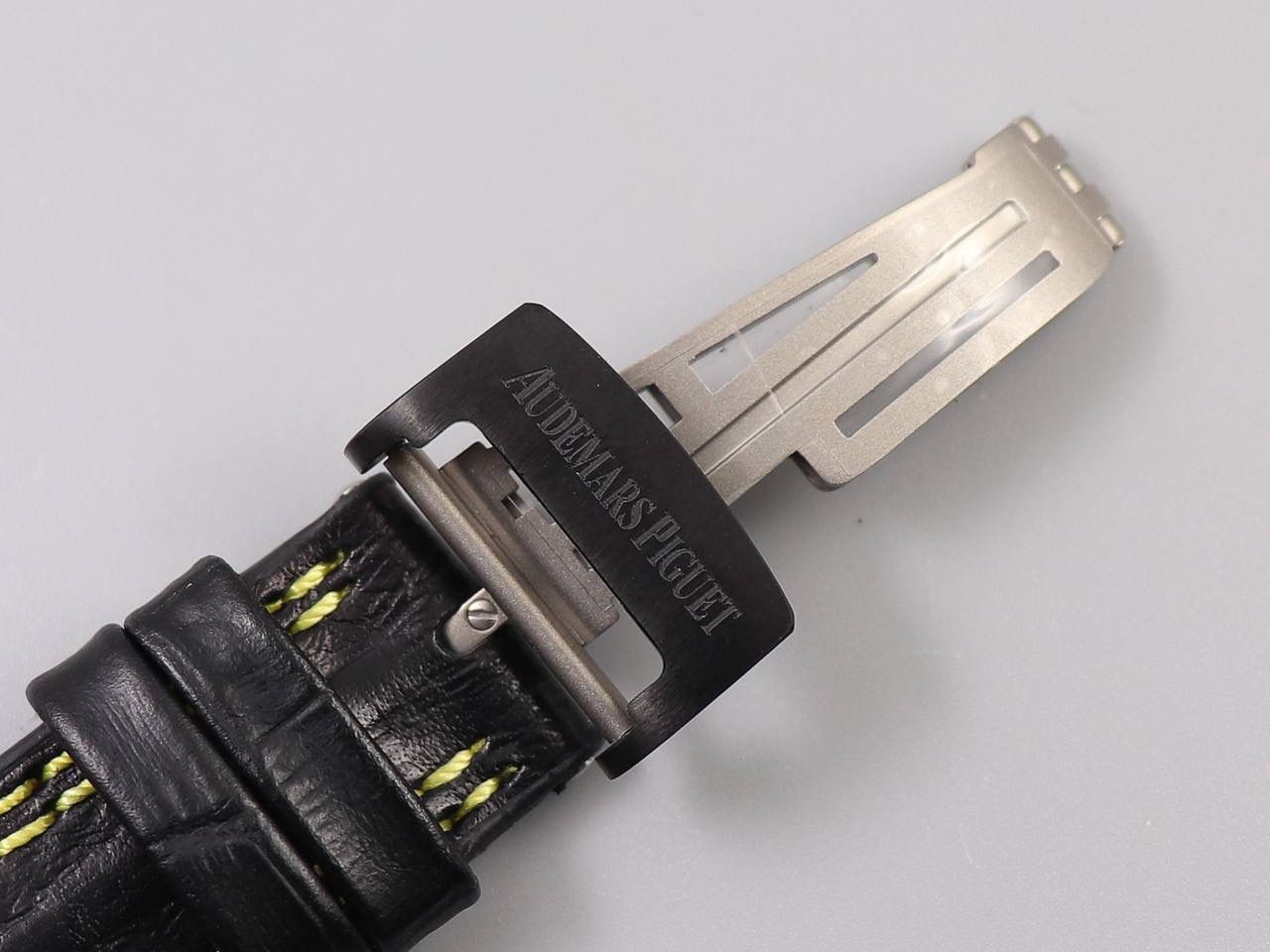 A P大黄蜂v2版，锻造碳壳套 陶瓷圈口 陶瓷后盖[得意] A P唯一一款陶瓷后盖的毒物 钛合金表扣 42毫米直径🔥💯