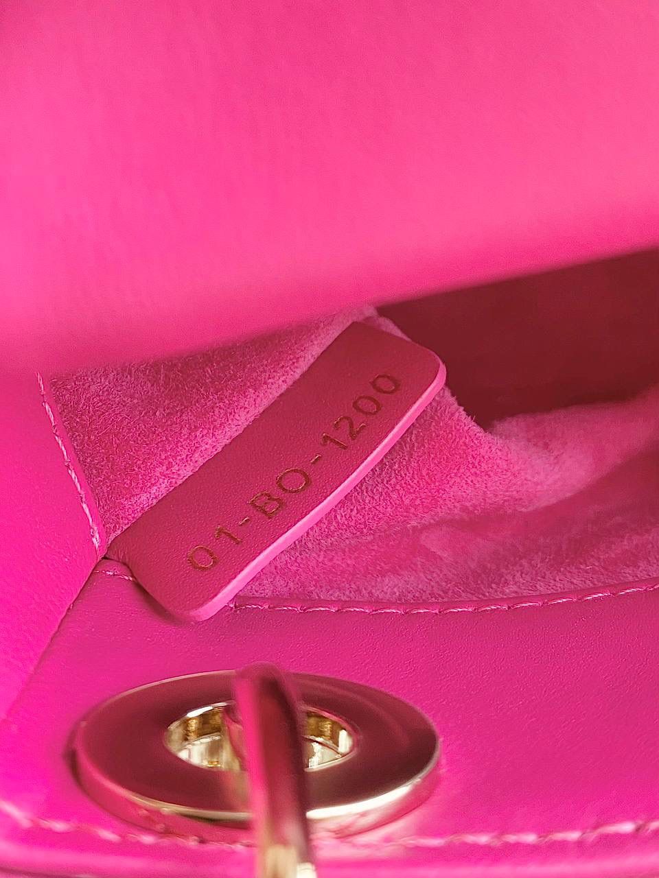 🈶火龙果超迷你 𝗗𝗜𝗢𝗥 𝗺𝗶𝗰𝗿𝗼 𝗹𝗮𝗱𝘆 𝗯𝗮𝗴23新色 谁能拒绝这只刚出的夏日限定色啊 官网叫拉尼粉，粉紫调这不就是火龙果？ 超炫的视觉冲击，衬的人非常显白 迷幻又很甜的多巴胺色彩，今年夏天冲 🩷🩷 size：12×10×5cm