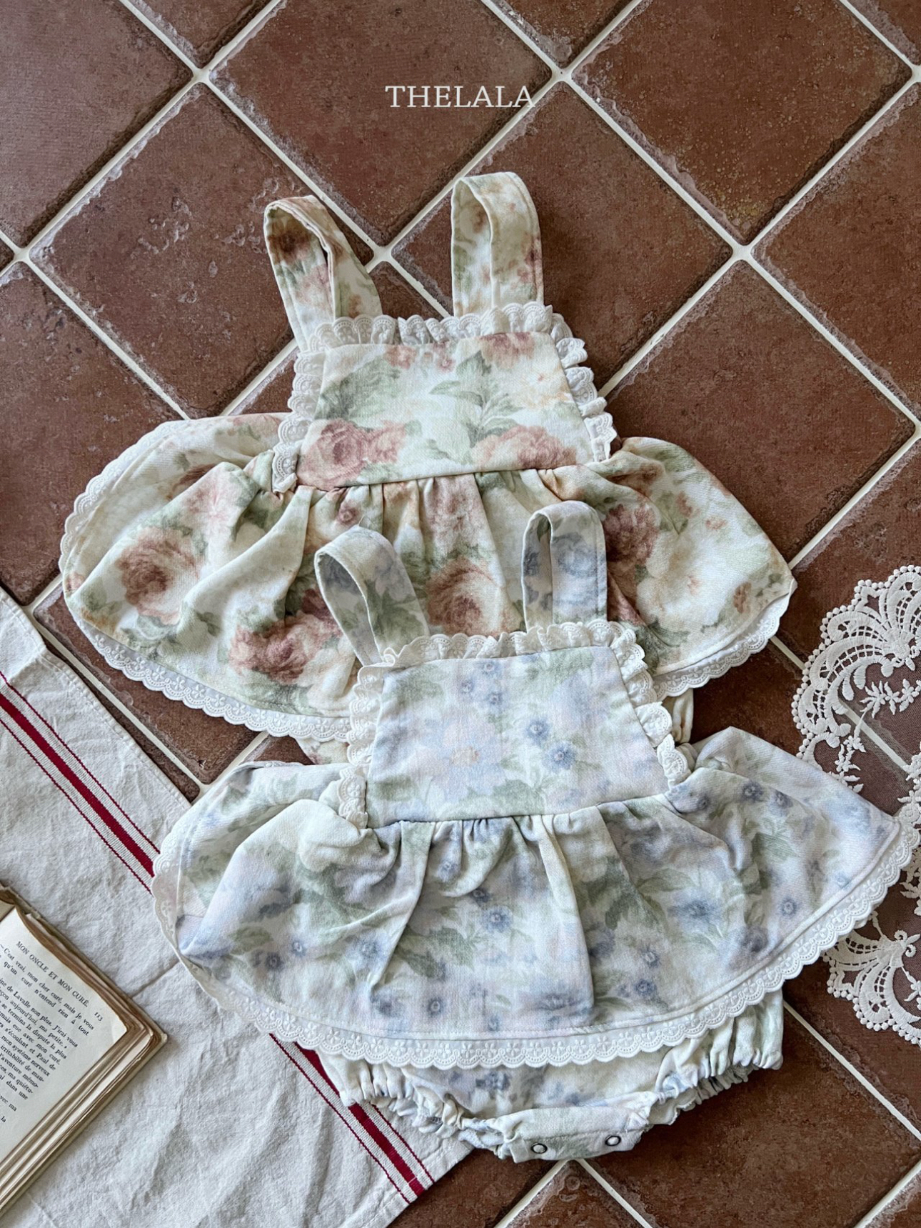 🌸預訂 韓國直送🌸🇰🇷THELALA兩色花卉滿印蕾絲花邊吊帶包屁裙