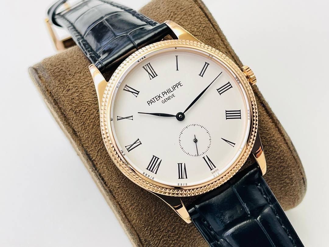 百达.翡丽-古典表系列——3919腕表震撼登场。🤩😍完美还原表中王者的独特质感和简约格调！细节升级如下： 1⃣️腕表尺寸39MM，尺寸数据完美吻合正品，佩戴轻便，还原正品体验。 2⃣️玻璃采用与原装一致的锅盖型穹顶玻璃，特镀有双层抗眩晕增透镀膜。 3⃣️表盘标识和指针的边沿全部采用手工润饰倒角，之后再采用镀铑工艺处理，确保光泽度和质感不亚于原装。 4⃣️机芯采用30-255 PS机芯机械！ 5⃣️表带经典意大利小牛皮表带，做工精致，包边细腻，尽显大牌风范，搭配原厂针扣。
