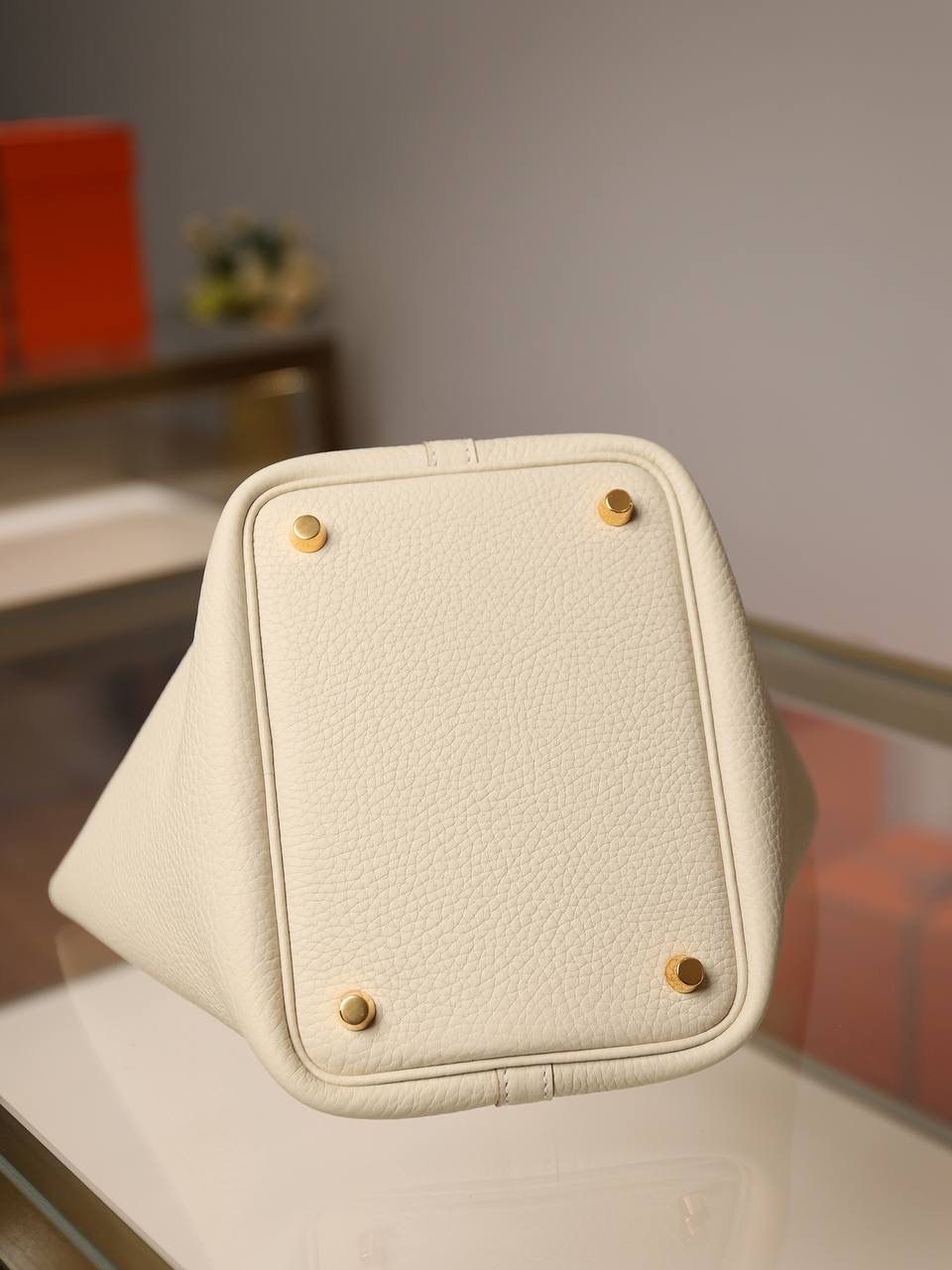 H菜篮子🧺✨正式上线！ 奶昔白18cm金扣 独家渠道货！手机实拍！独家背景！ 纯手工制作、细工慢活、工匠精神雕刻的艺术精品！ 尺寸：18 X 19 X 13.5cm