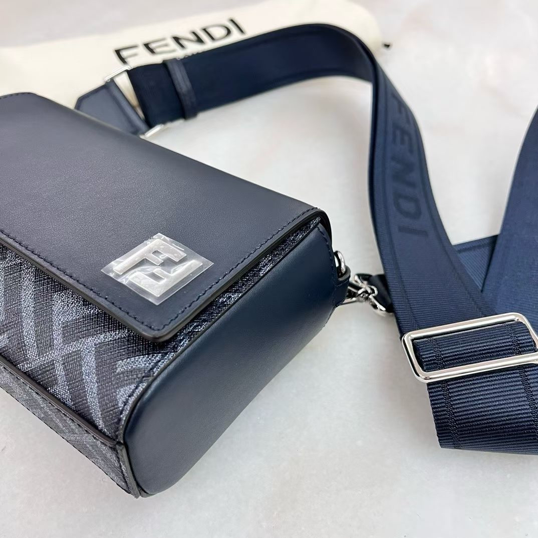 現貨🍒 Fendi 男裝 深藍色拼皮斜揹袋 Size 17.5x11x6cm
