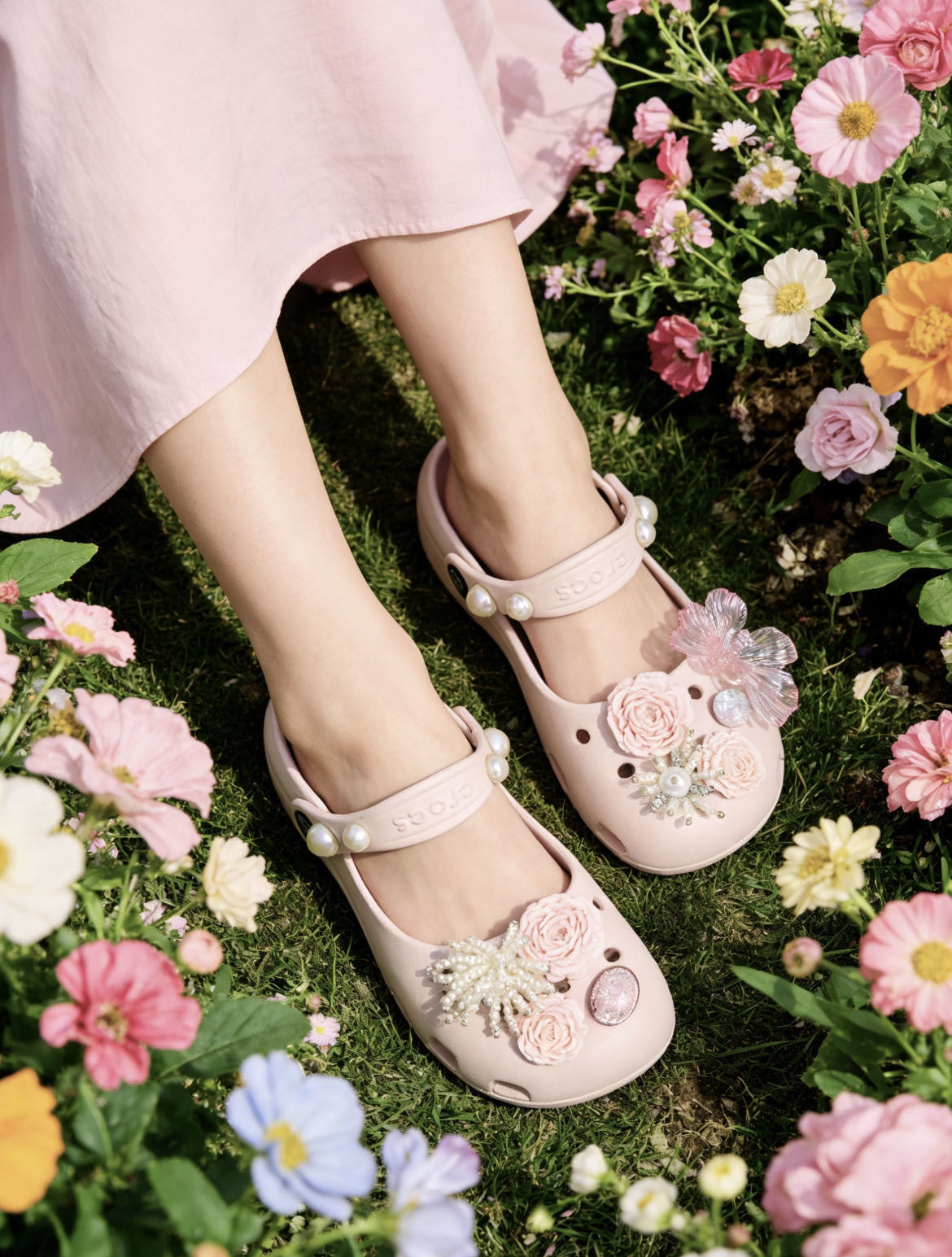 $138對。Crocs新款芭蕾洞洞鞋